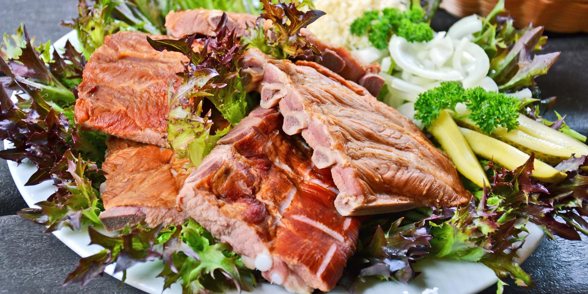 1 kg vařených vepřových uzených žeber s pečivem a oblohou