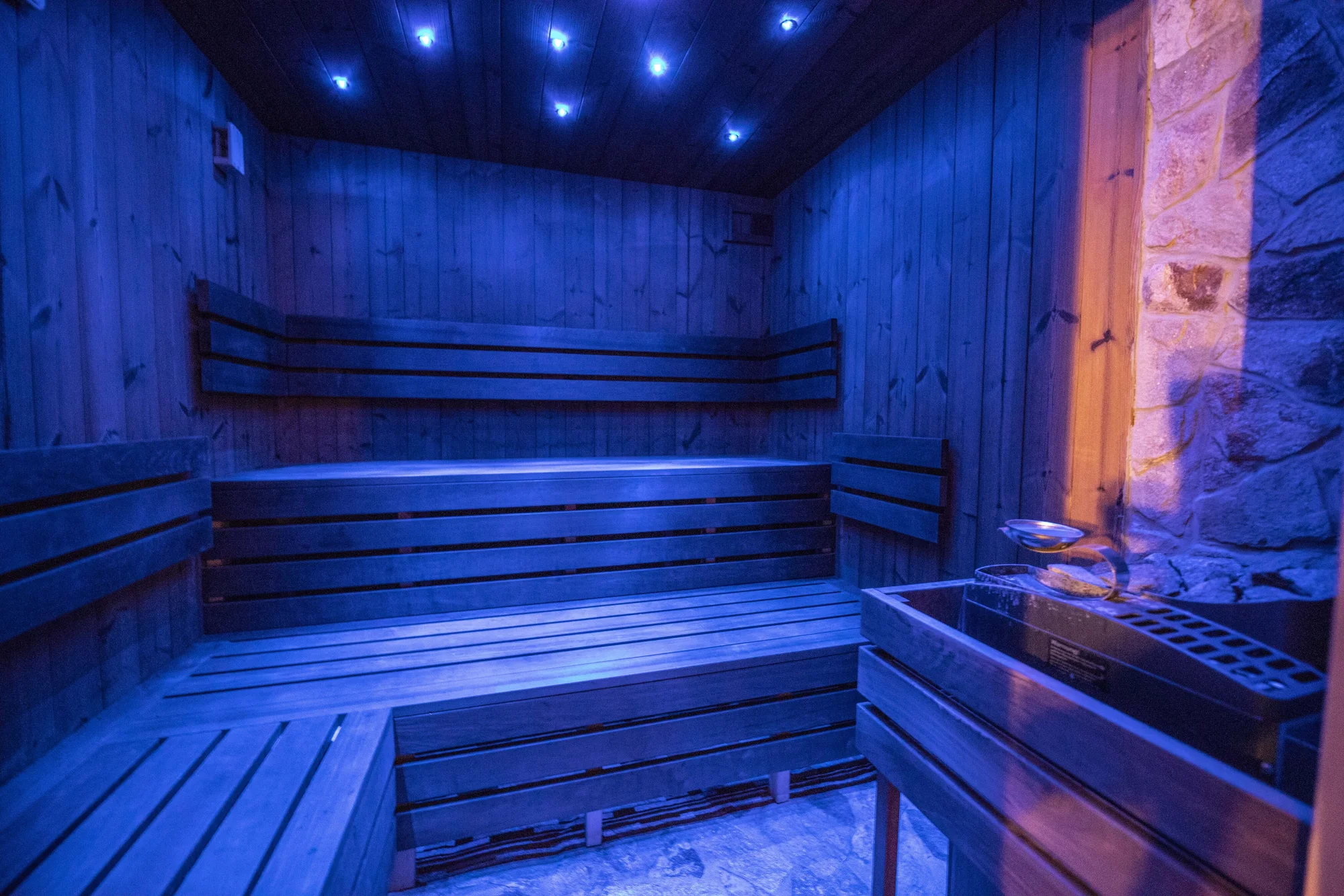 Hodina relaxace: velký saunový svět s 10 druhy saun, vířivkami a intimní atmosférou
