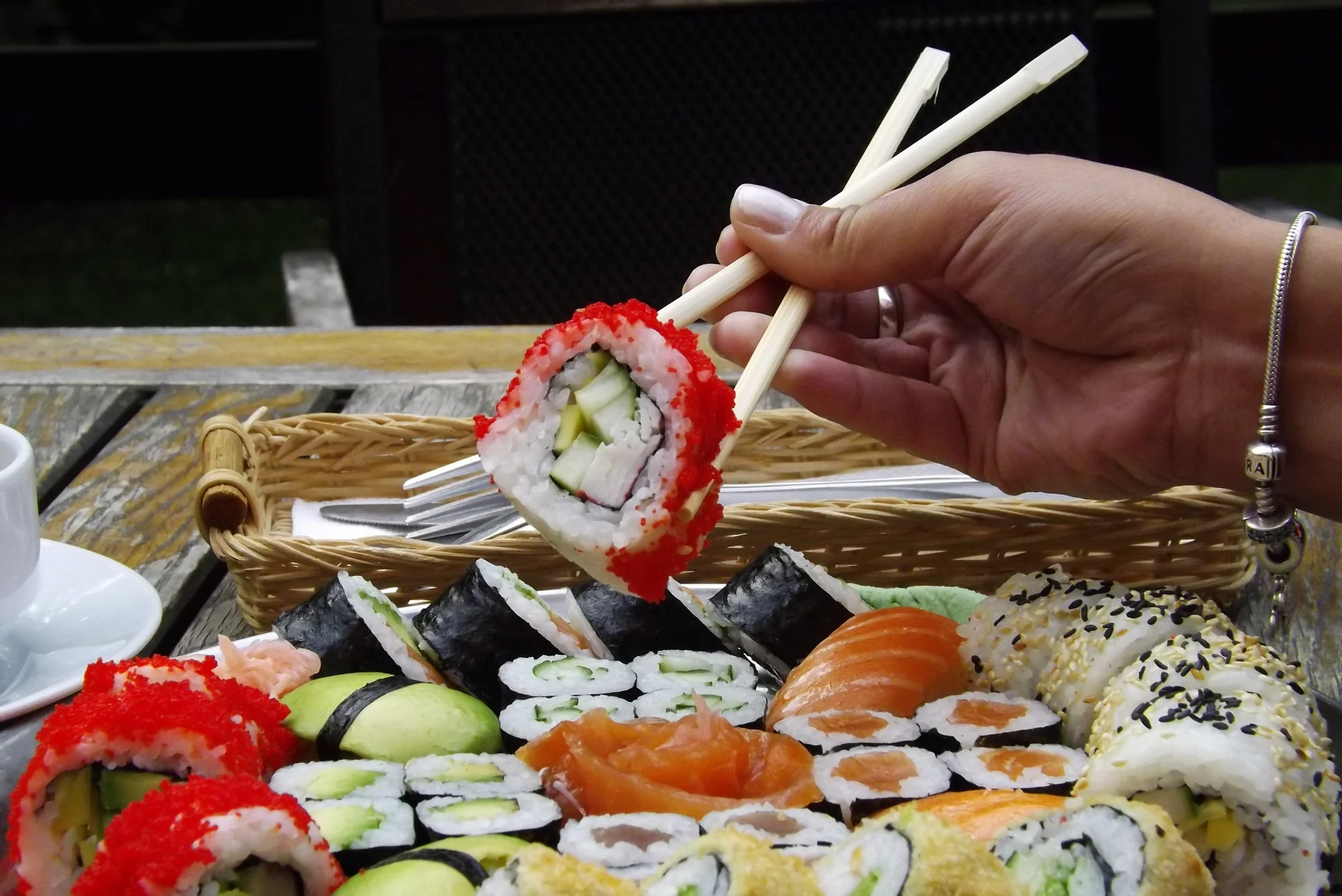 Pestré sushi sety ve Vršovicích: 12 nebo až 71 kousků i s polévkou a salátem wakame