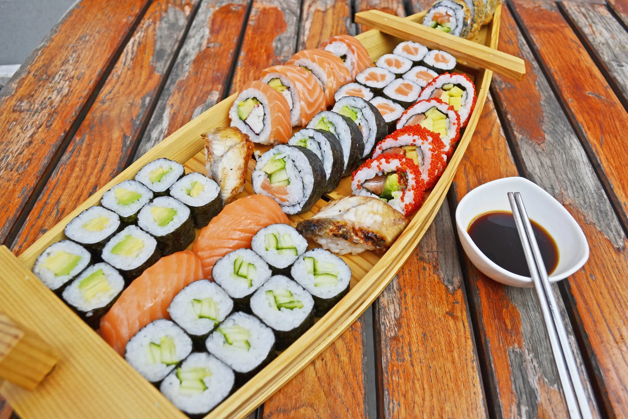 Pestré sushi sety ve Vršovicích: 12 nebo až 71 kousků i s polévkou a salátem wakame