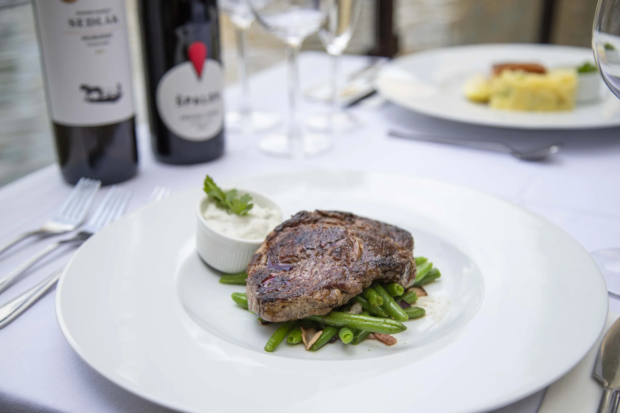 Čtyřchodové menu s výhledem na Karlův most pro dva: tataráček, rib eye nebo losos, cheesecake a víno