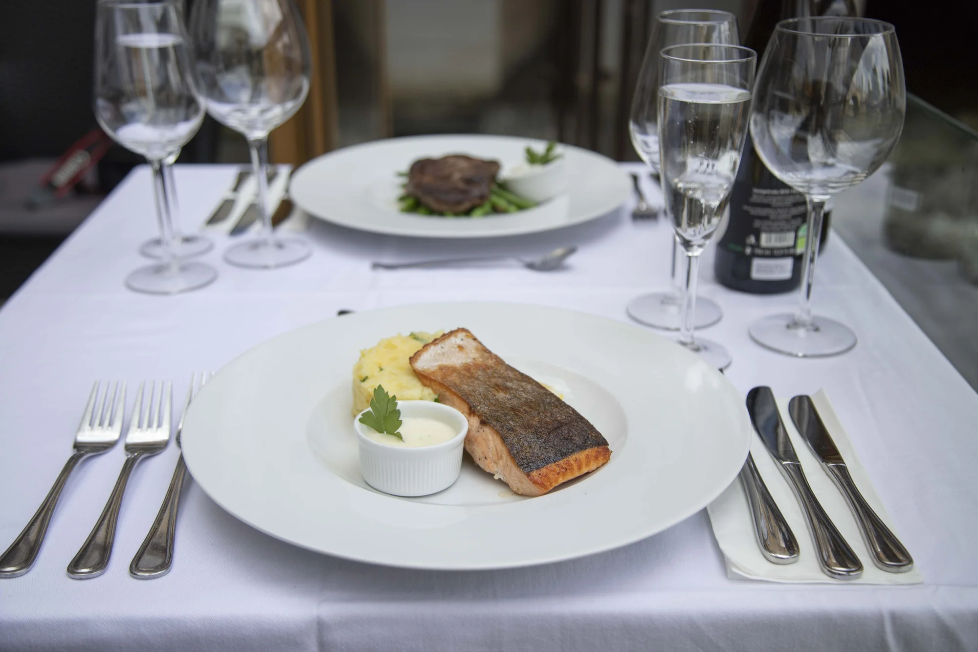 Čtyřchodové menu s výhledem na Karlův most pro dva: tataráček, rib eye nebo losos, cheesecake a víno