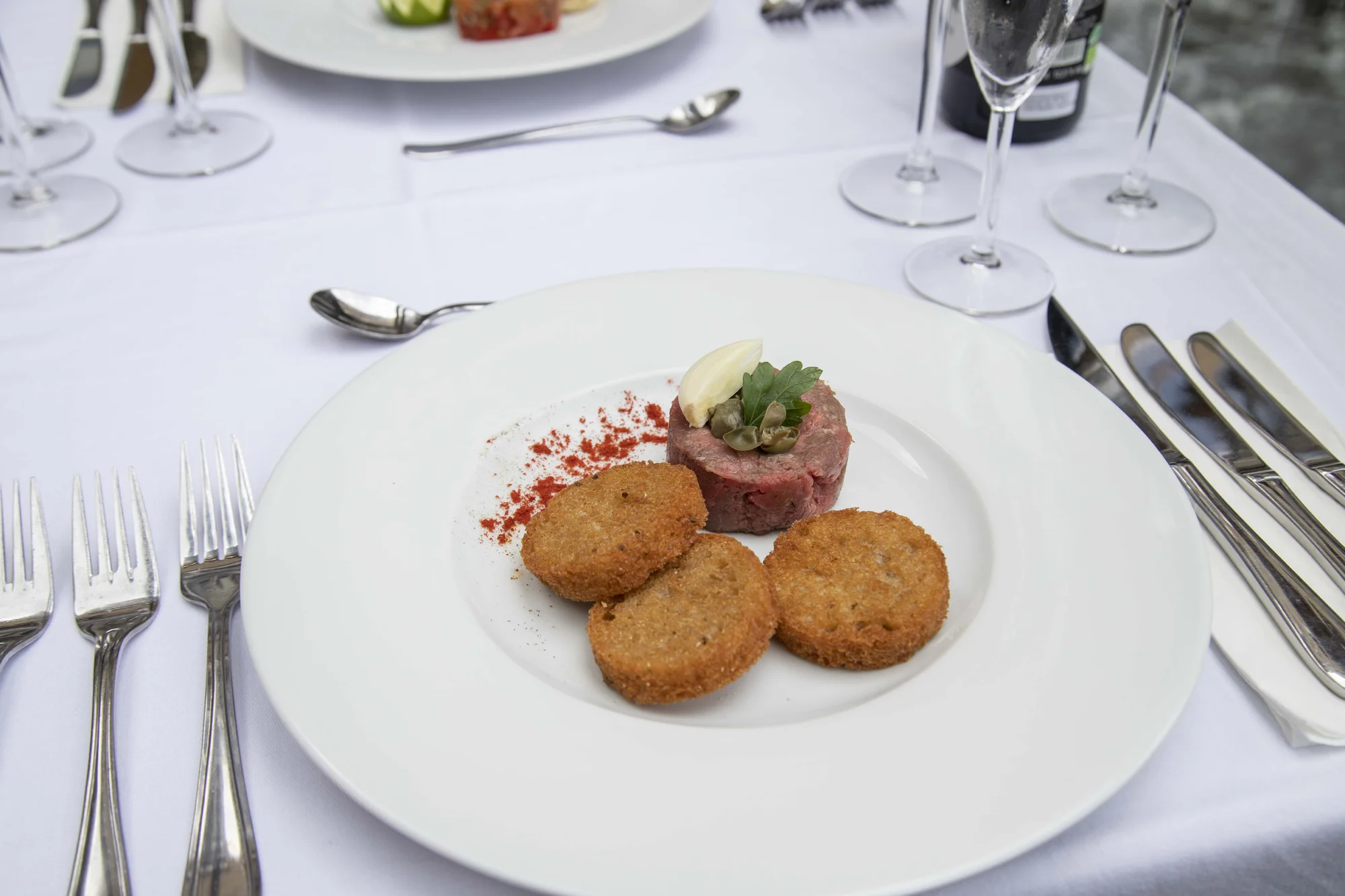 Čtyřchodové menu s výhledem na Karlův most pro dva: tataráček, rib eye nebo losos, cheesecake a víno