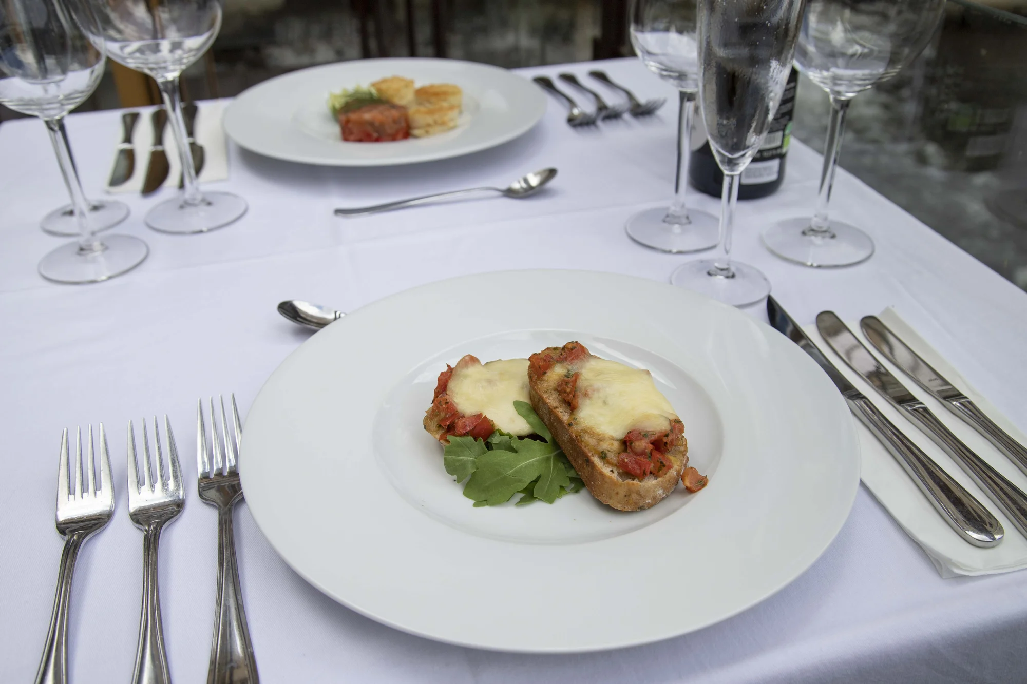 Čtyřchodové menu s výhledem na Karlův most pro dva: tataráček, rib eye nebo losos, cheesecake a víno