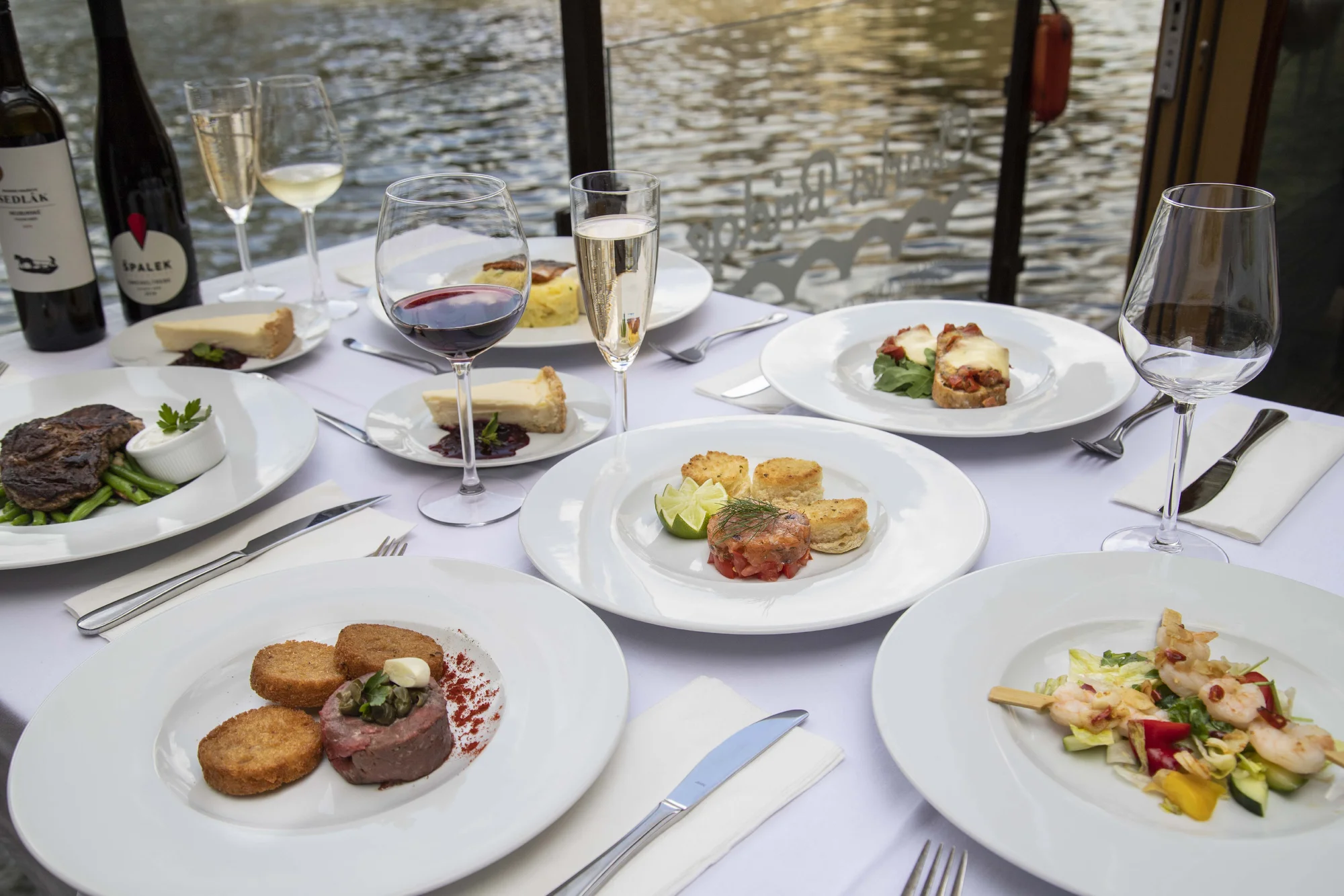 Čtyřchodové menu s výhledem na Karlův most pro dva: tataráček, rib eye nebo losos, cheesecake a víno