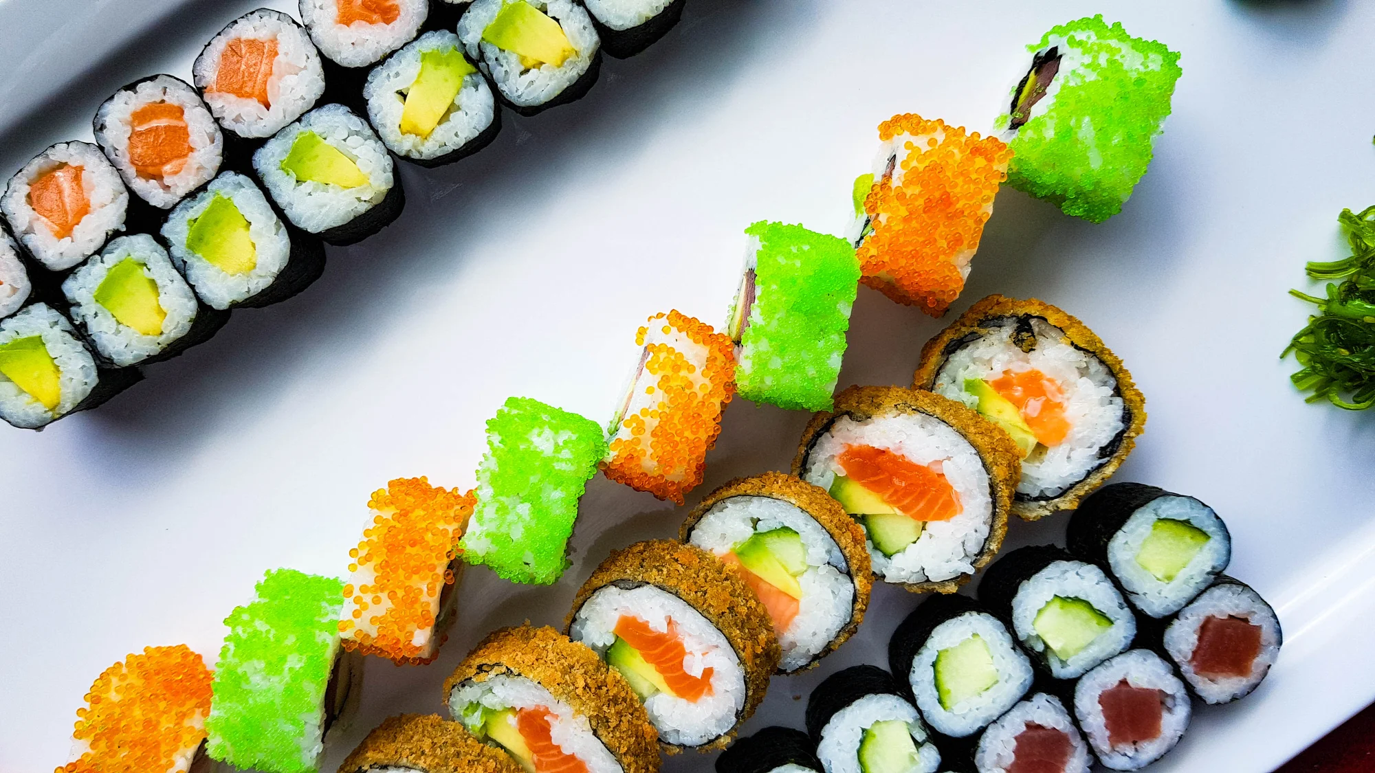 Sushi set s 32 či 53 ks: krab, krevety, tuňák, okurka, avokádo i losos