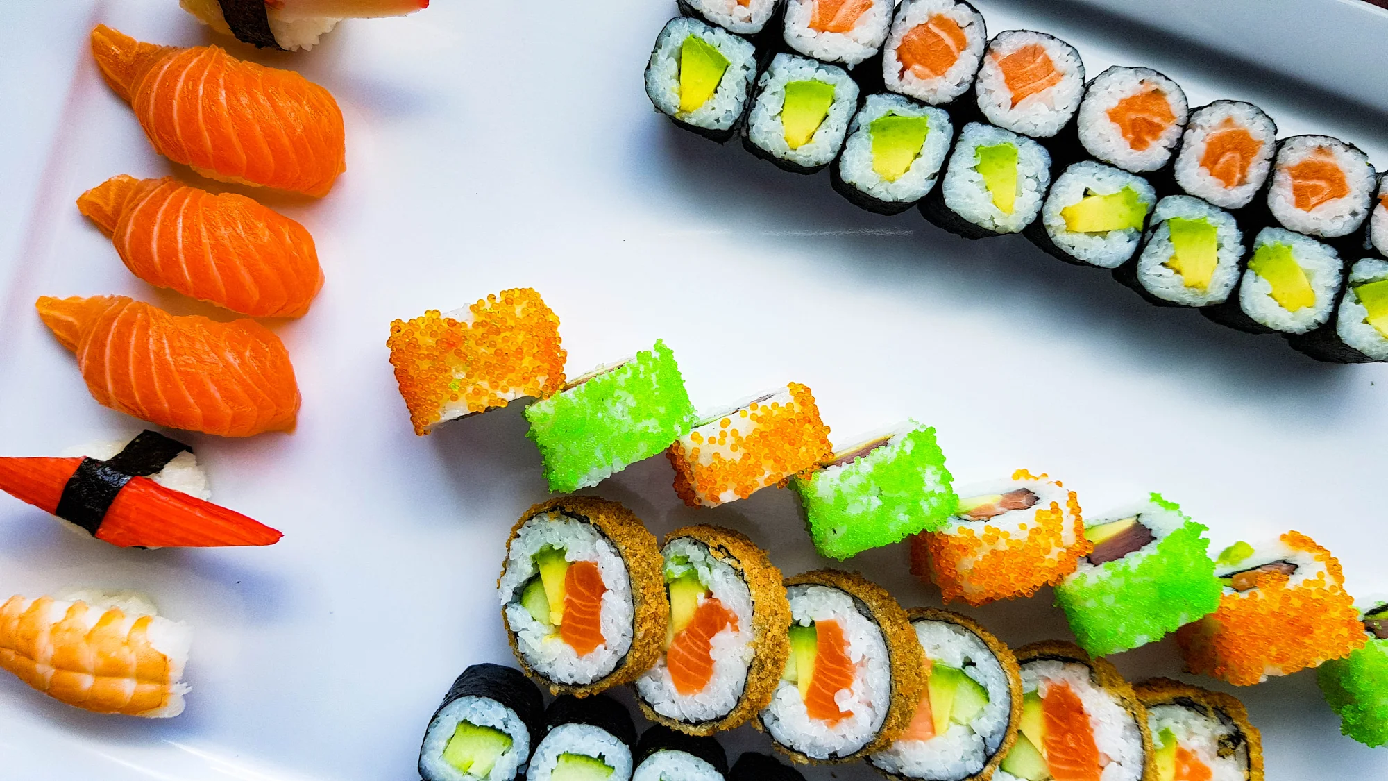 Sushi set s 32 či 53 ks: krab, krevety, tuňák, okurka, avokádo i losos