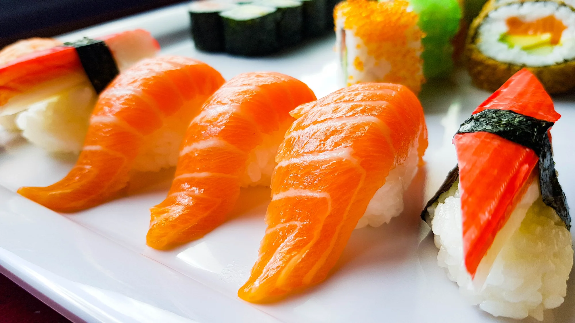 Sushi set s 32 či 53 ks: krab, krevety, tuňák, okurka, avokádo i losos