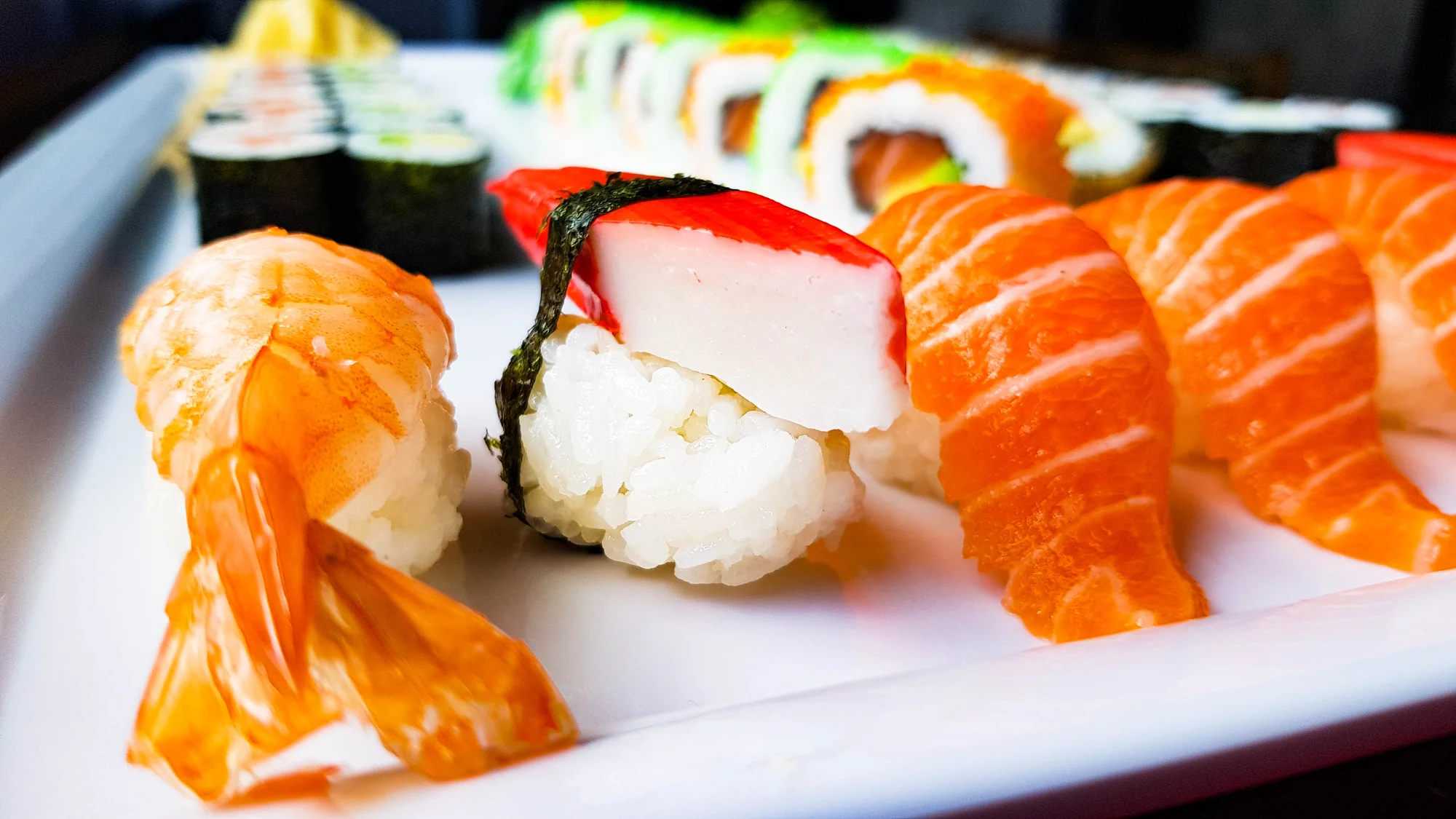 Sushi set s 32 či 53 ks: krab, krevety, tuňák, okurka, avokádo i losos