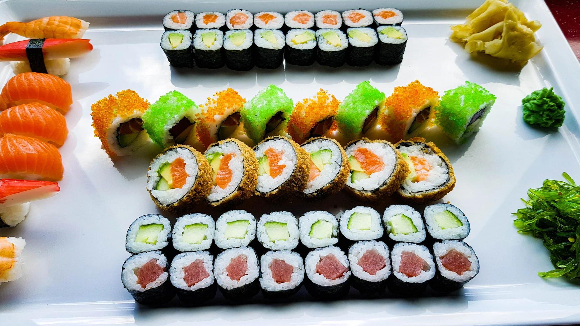 Sushi set s 32 či 53 ks: krab, krevety, tuňák, okurka, avokádo i losos