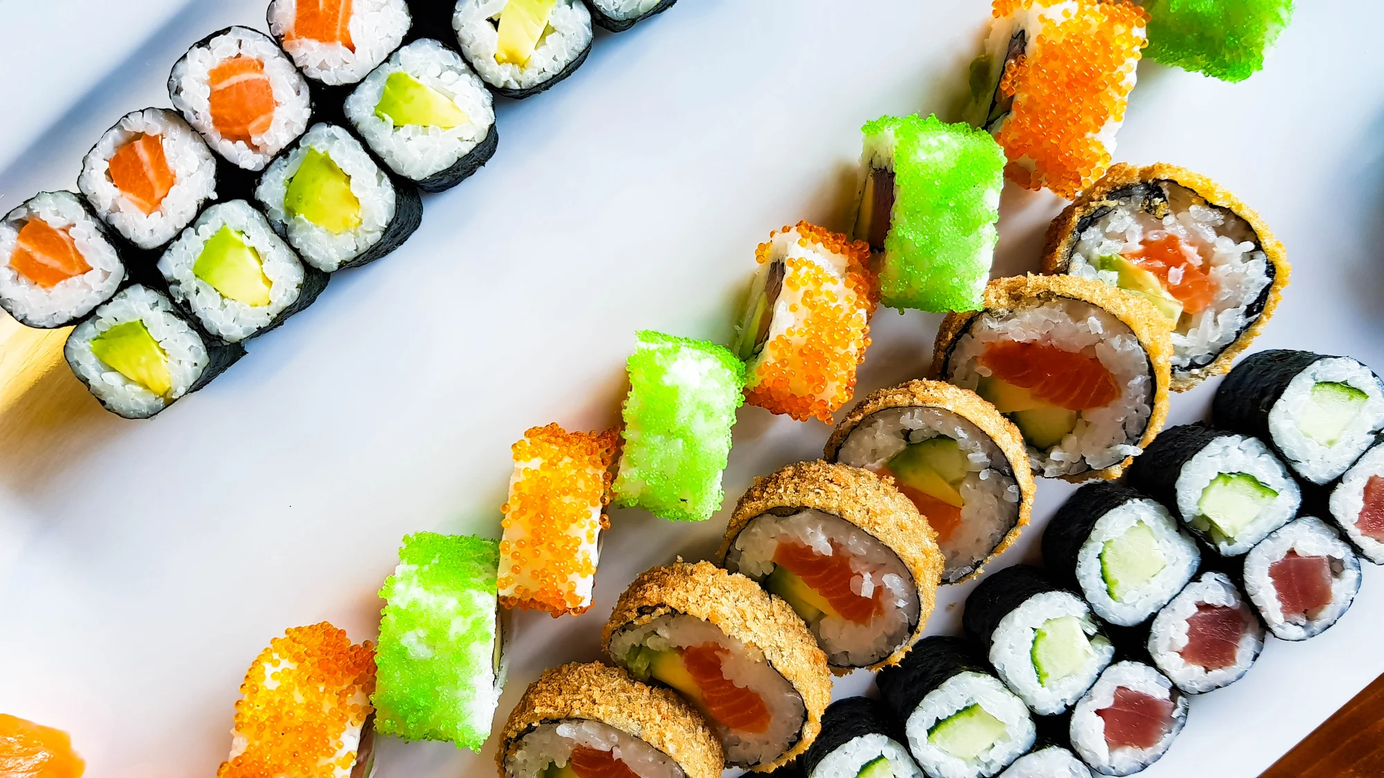 Sushi set s 32 či 53 ks: krab, krevety, tuňák, okurka, avokádo i losos