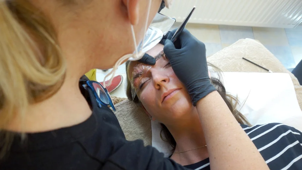 Permanentní make-up obočí metodou vláskování nebo pudrovou i stínování rtů