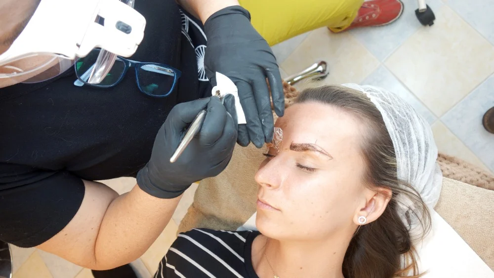 Permanentní make-up obočí metodou vláskování nebo pudrovou i stínování rtů