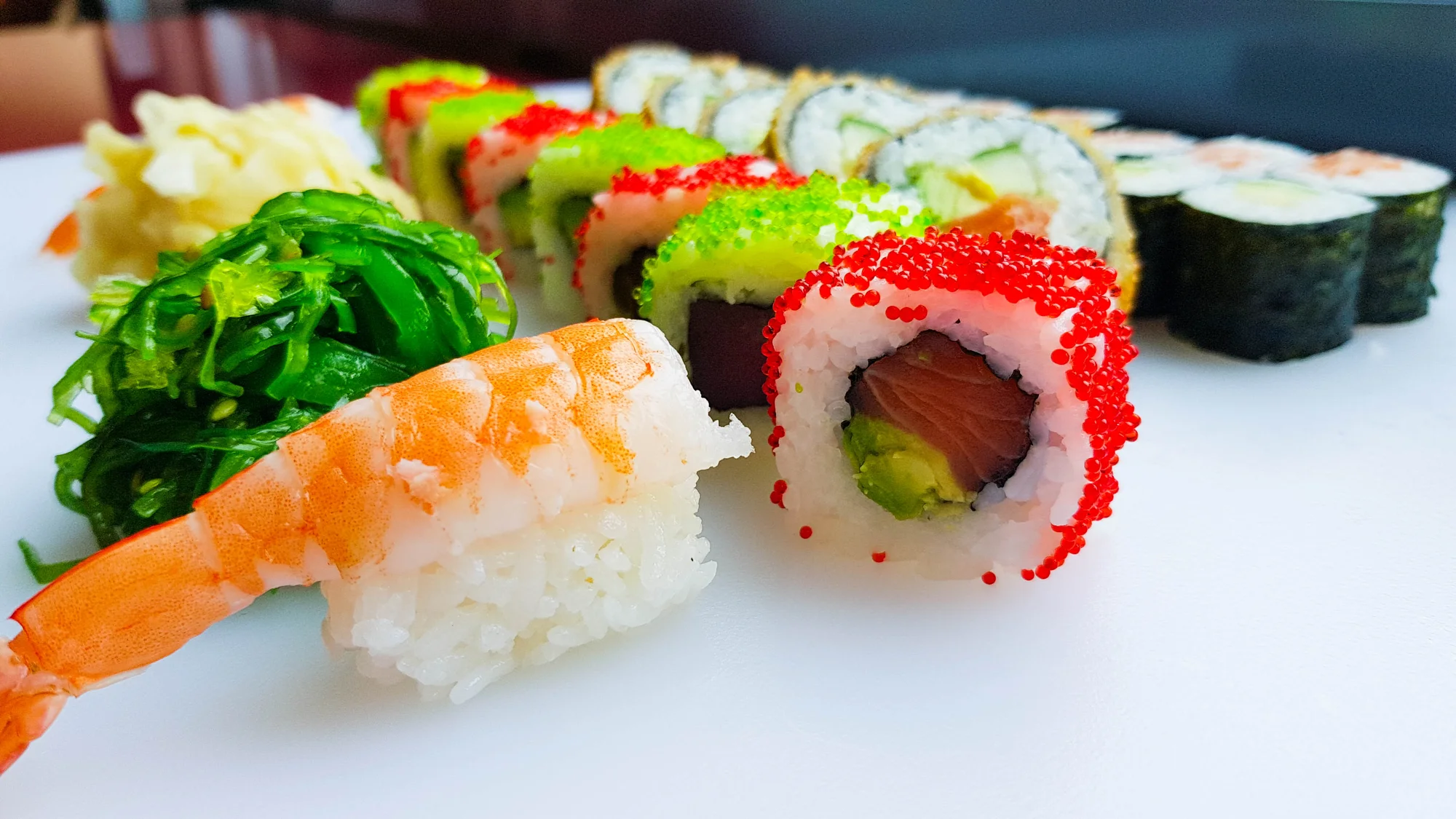 Sushi set s 32 či 53 ks: krab, krevety, tuňák, okurka, avokádo i losos