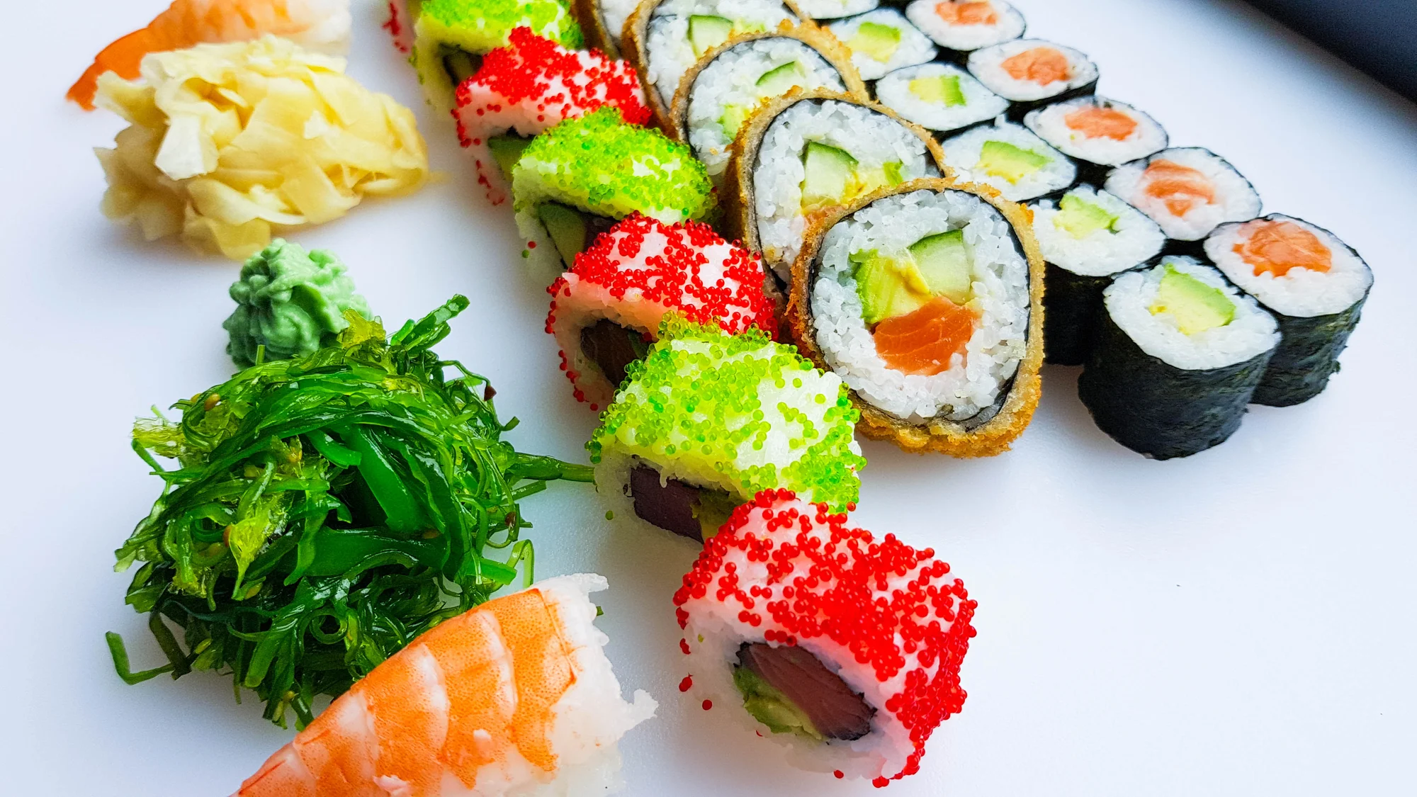 Sushi set s 32 či 53 ks: krab, krevety, tuňák, okurka, avokádo i losos