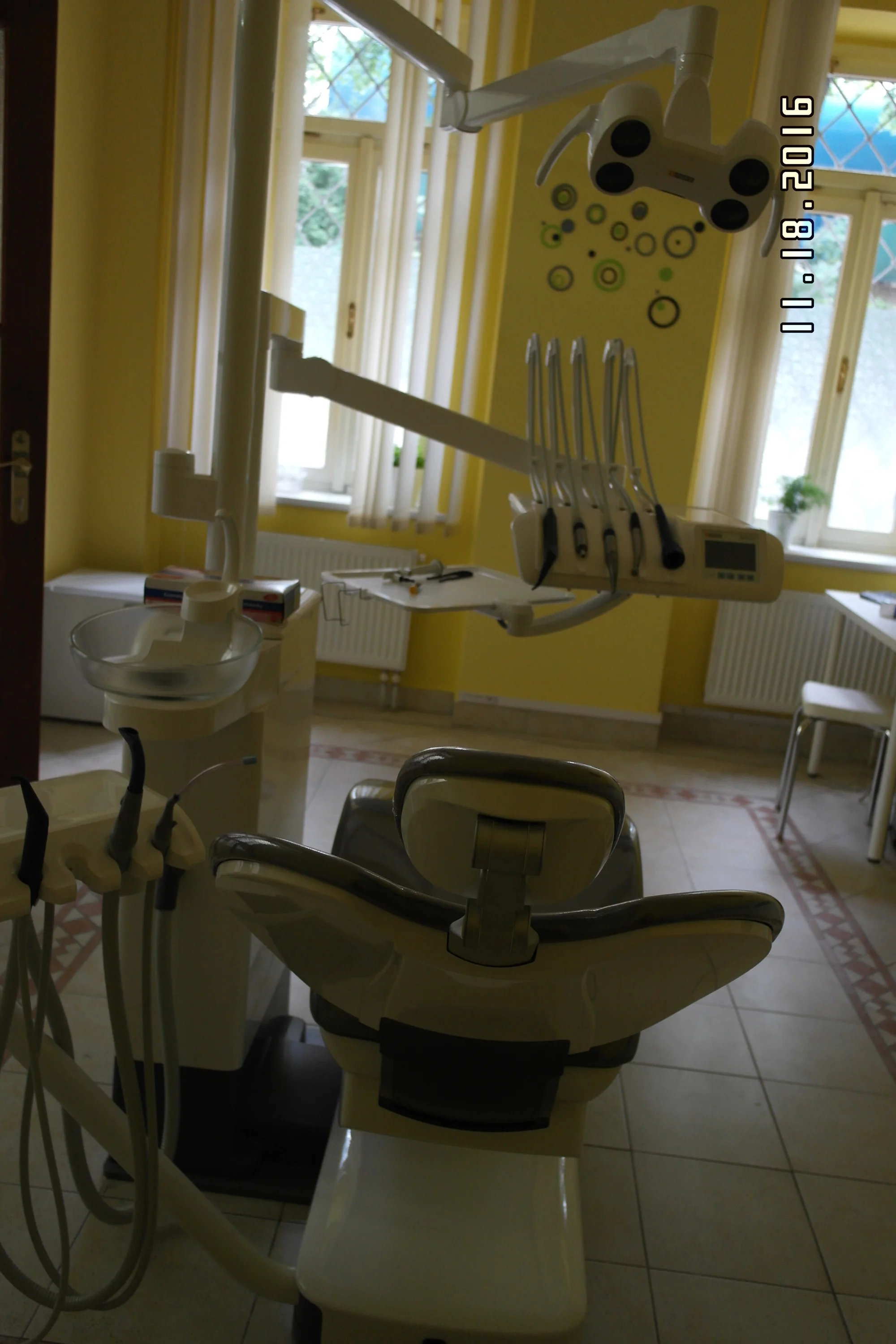 Zirkonová zubní korunka pro krásný úsměv: konzultace, rentgen, broušení i výběr odstínu