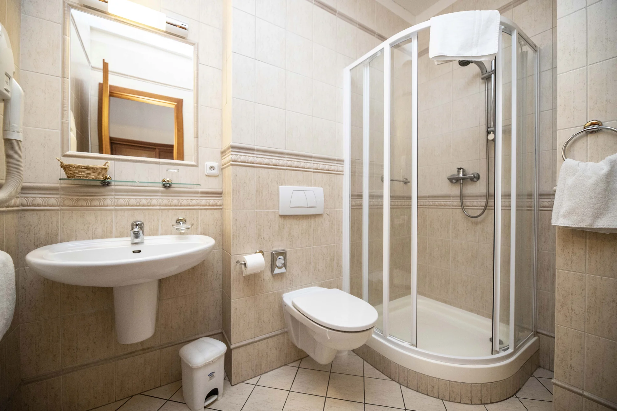 Elegantní hotel na kolonádě ve Varech: snídaně i večeře a vstup do lázní