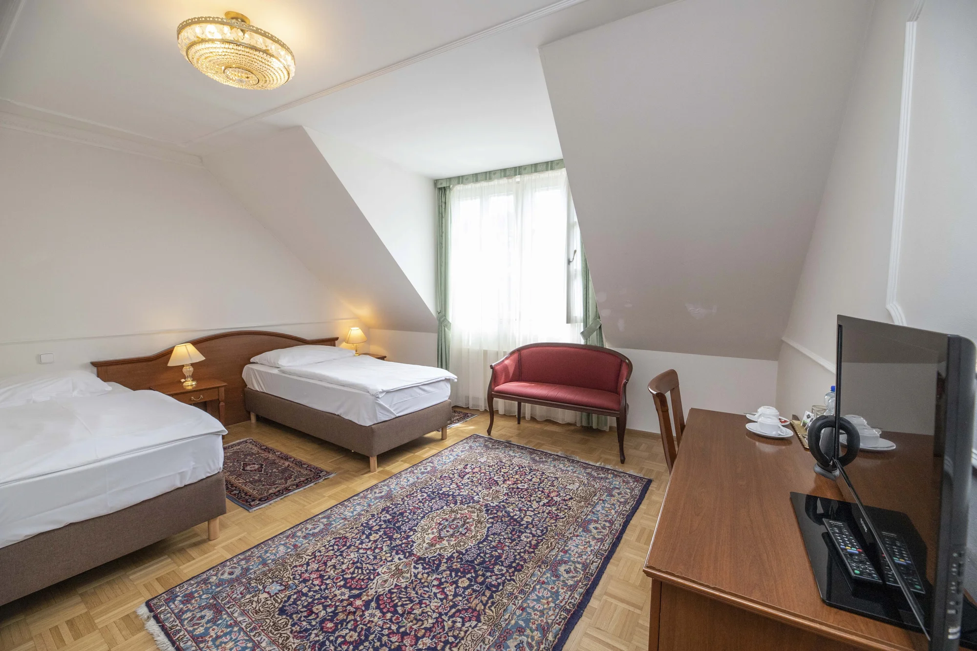 Elegantní hotel na kolonádě ve Varech: snídaně i večeře a vstup do lázní