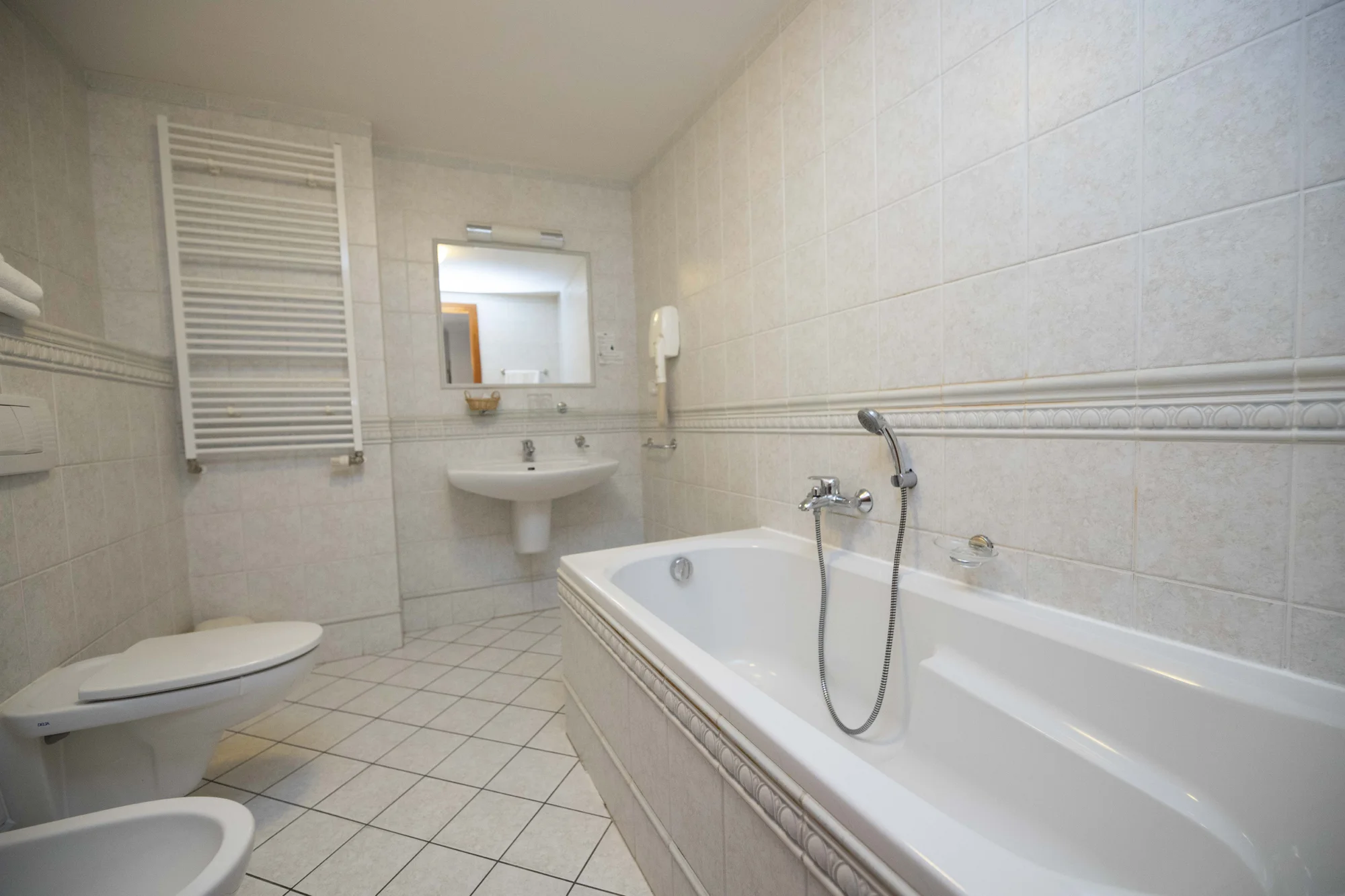 Elegantní hotel na kolonádě ve Varech: snídaně i večeře a vstup do lázní