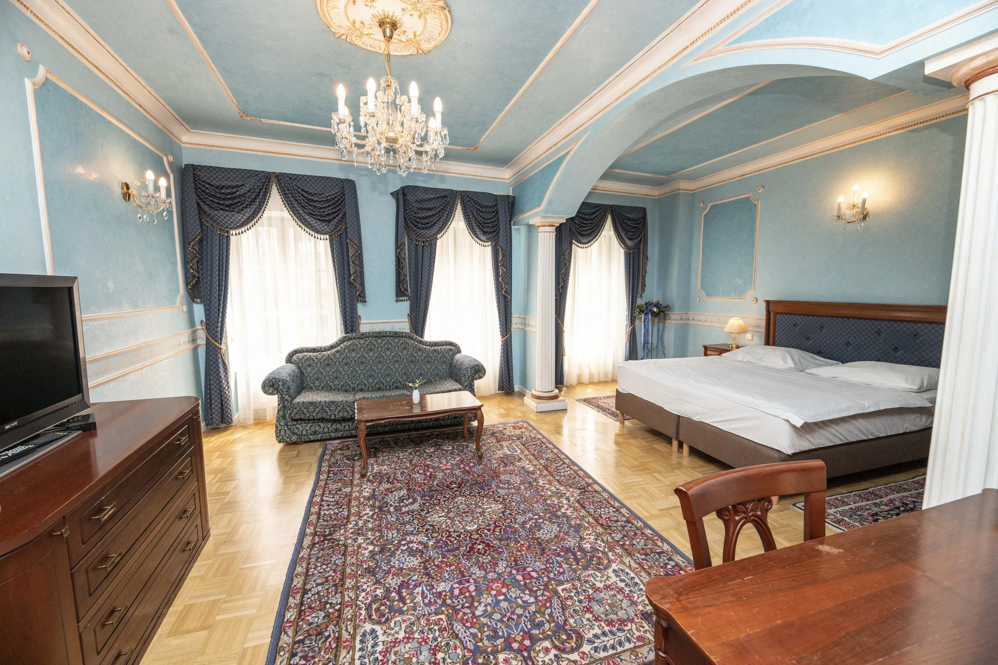 Elegantní hotel na kolonádě ve Varech: snídaně i večeře a vstup do lázní