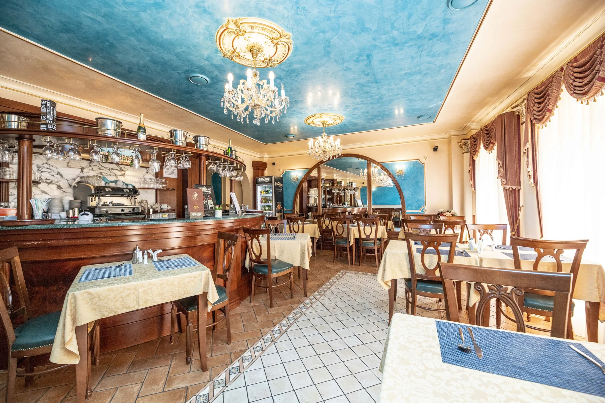 Elegantní hotel na kolonádě ve Varech: snídaně i večeře a vstup do lázní