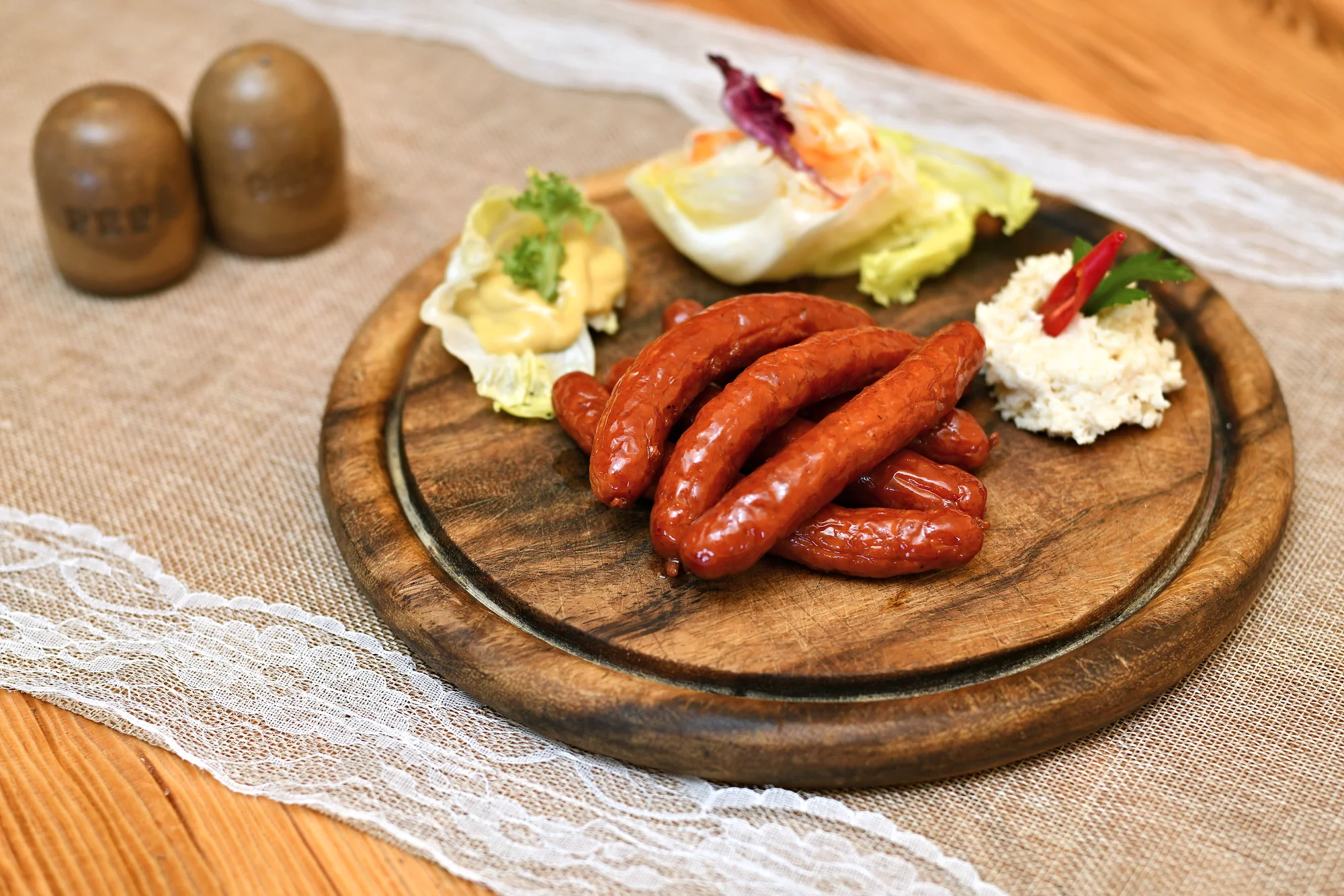 Tříchodové menu na Petříně: paštika z pečeného masa, vepřová panenka i zmrzlina s ovocem