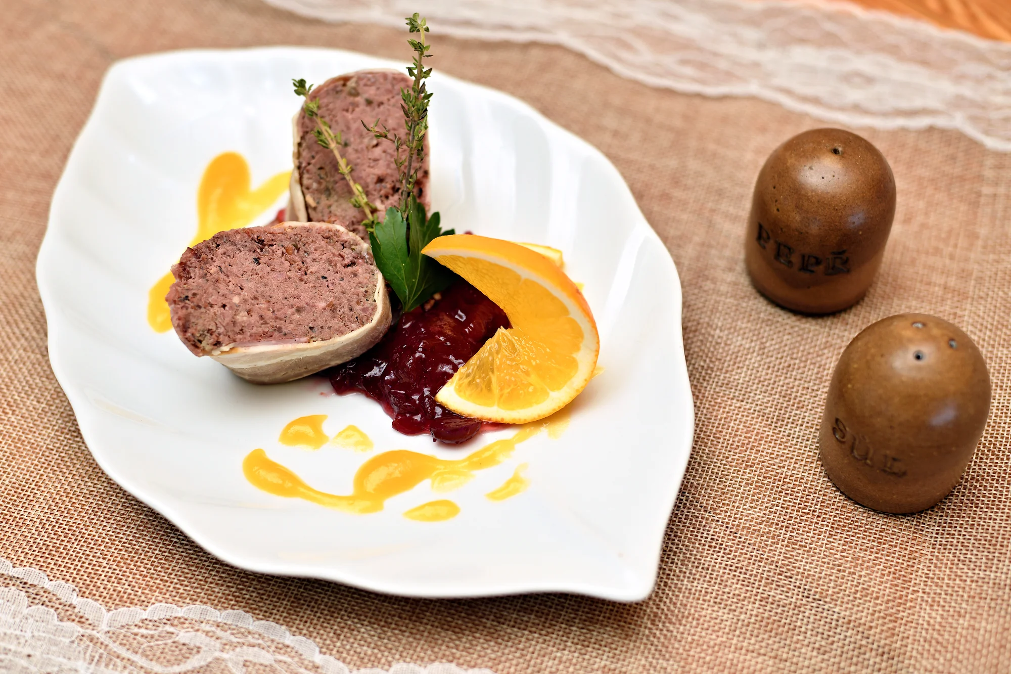 Tříchodové menu na Petříně: paštika z pečeného masa, vepřová panenka i zmrzlina s ovocem