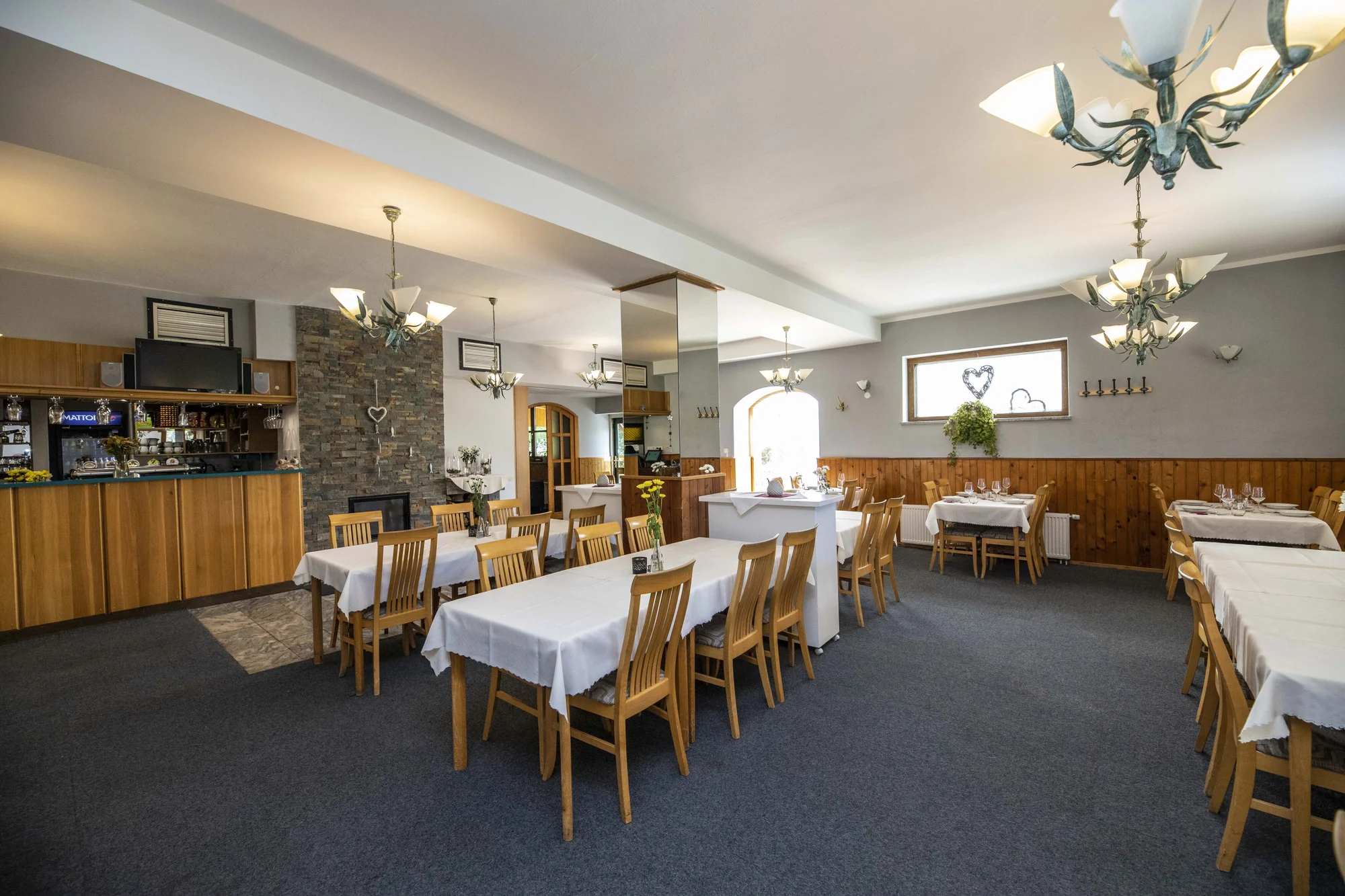 12 kuřecích křídel se salátem coleslaw, pečivem i grilovanou kukuřicí