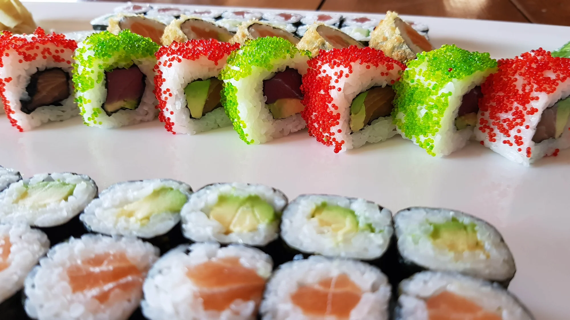 Nechte si naservírovat sushi: 46 nebo 62 ks s lososem, avokádem i tuňákem