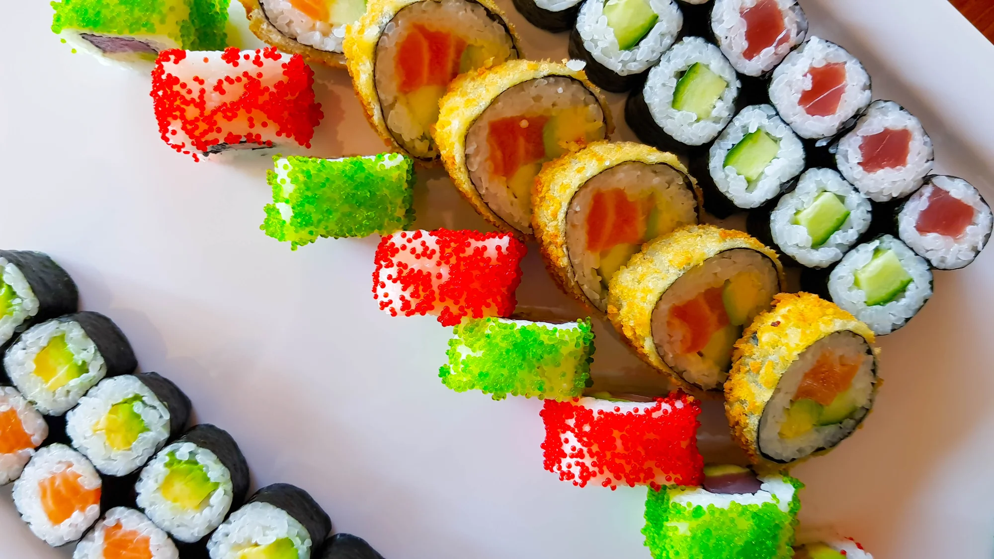 Nechte si naservírovat sushi: 46 nebo 62 ks s lososem, avokádem i tuňákem