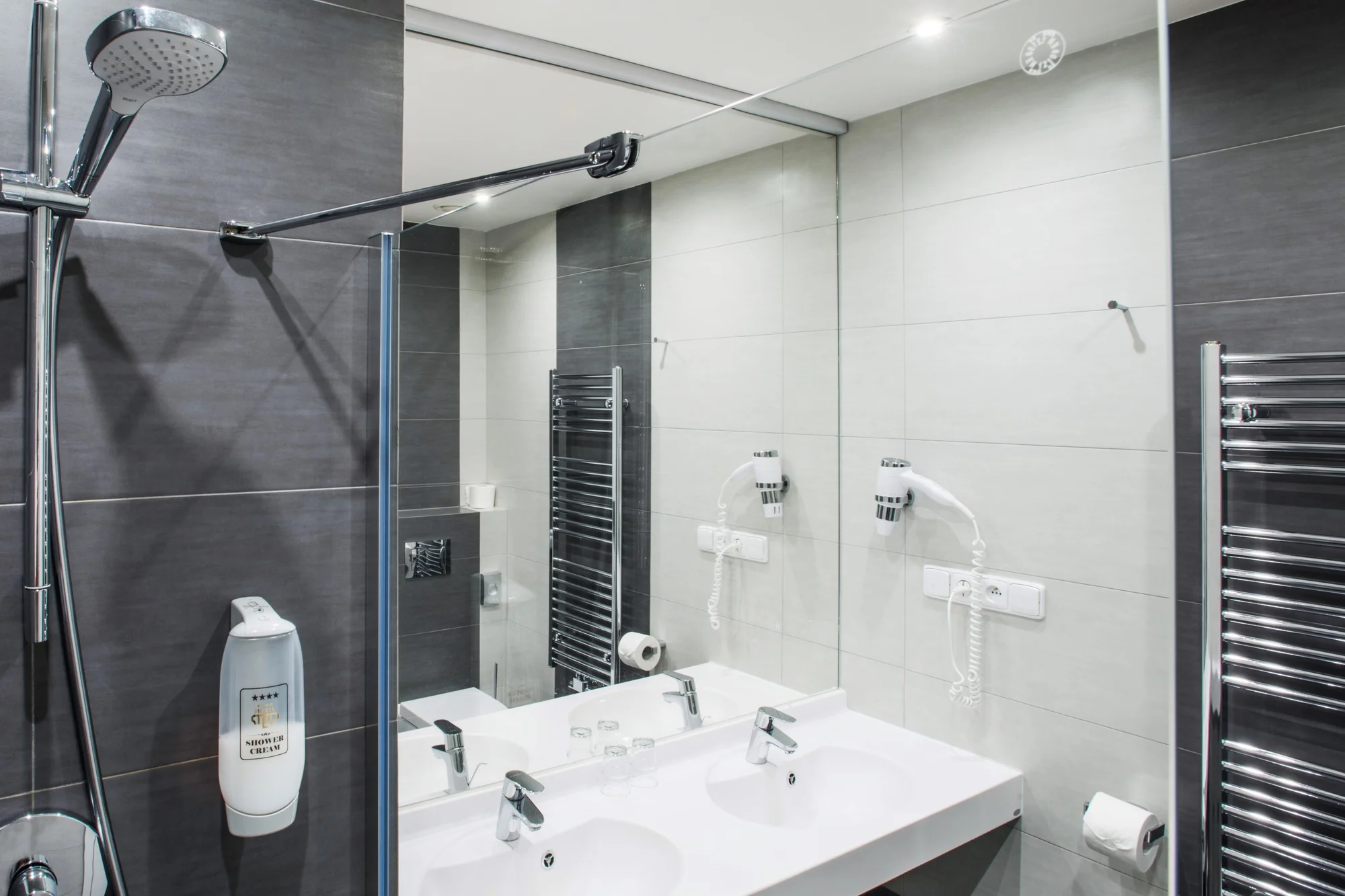 Pobyt v hotelu s největším wellness v Praze: snídaně či polopenze, bazény a sauny i fitness