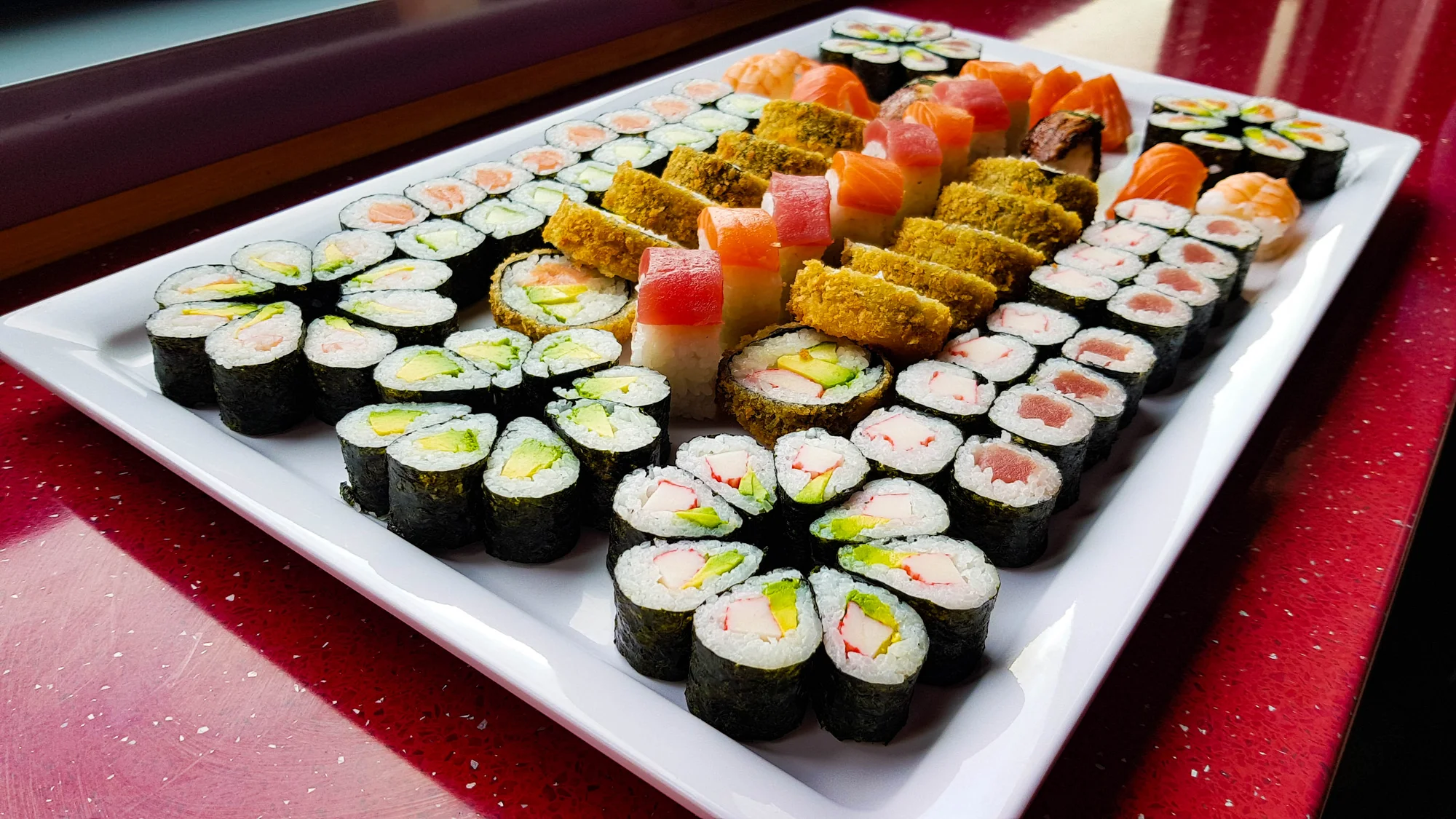 Zajděte na obří sushi sety: 72 nebo 101 rolovaných kousků pro rodinu i partu přátel