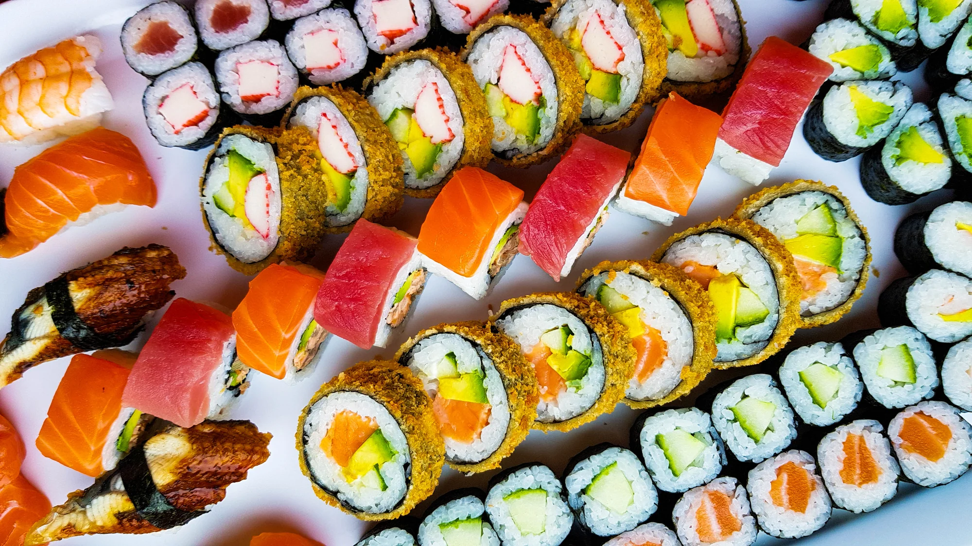 Zajděte na obří sushi sety: 72 nebo 101 rolovaných kousků pro rodinu i partu přátel