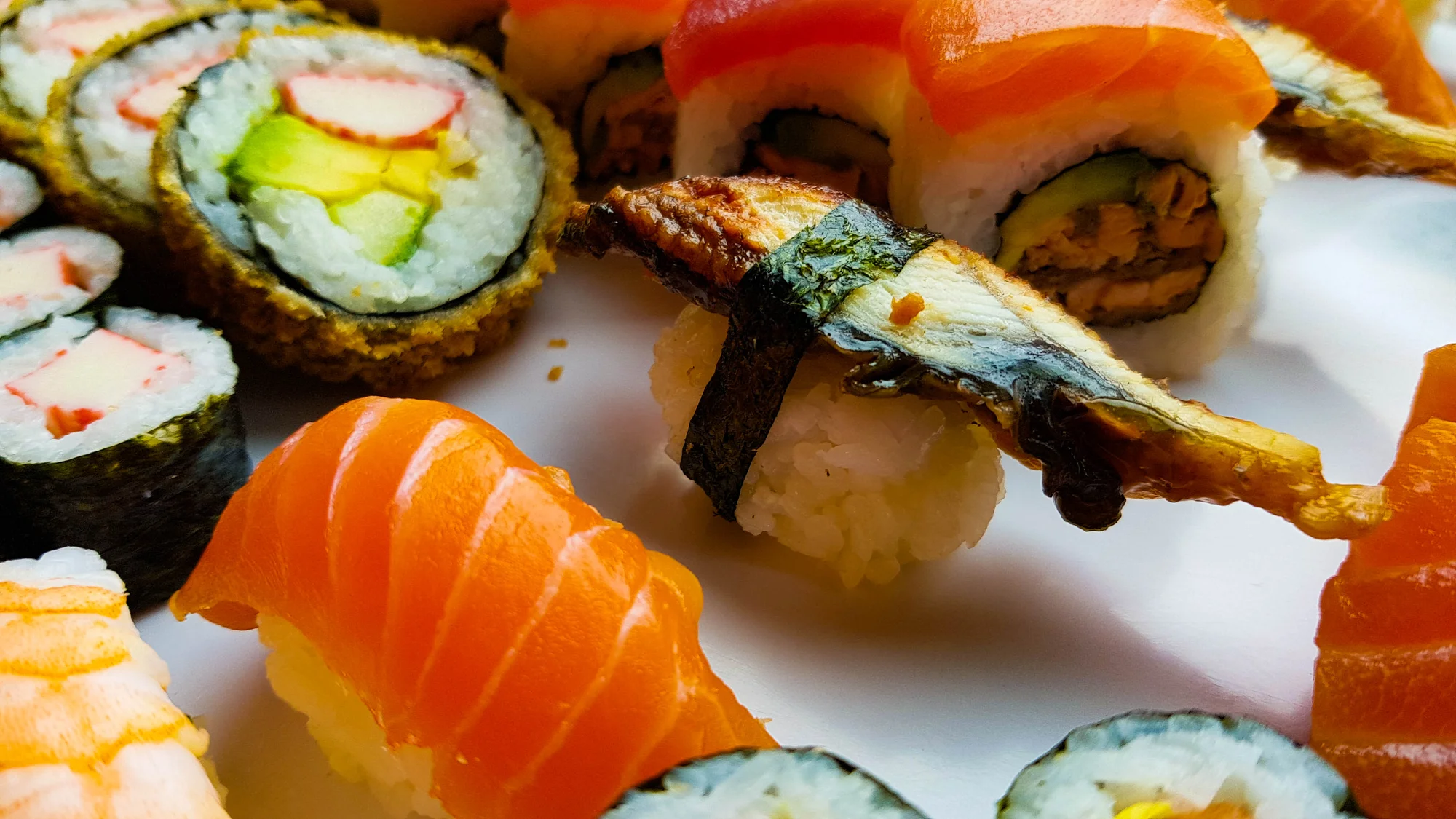Zajděte na obří sushi sety: 72 nebo 101 rolovaných kousků pro rodinu i partu přátel