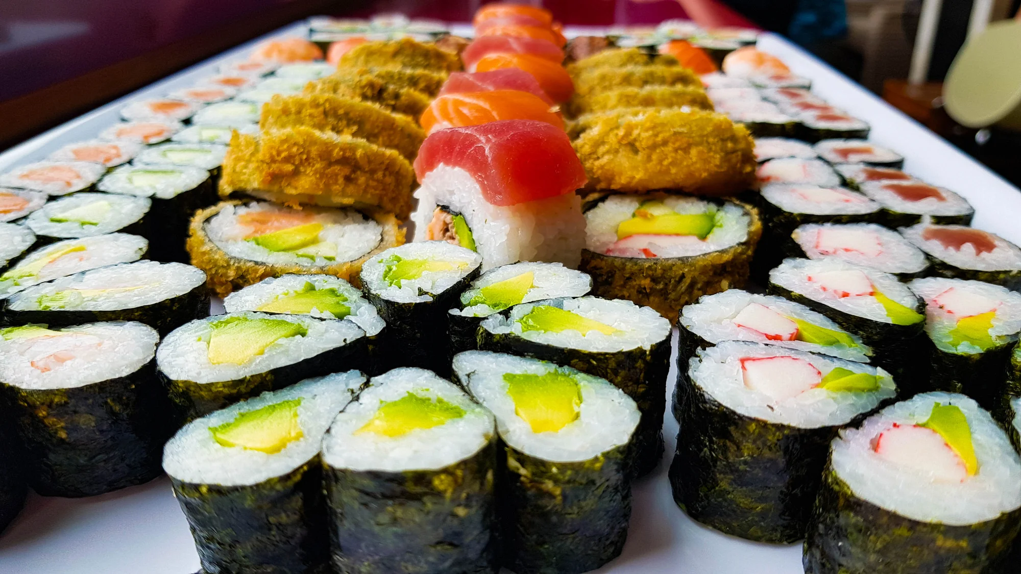 Zajděte na obří sushi sety: 72 nebo 101 rolovaných kousků pro rodinu i partu přátel
