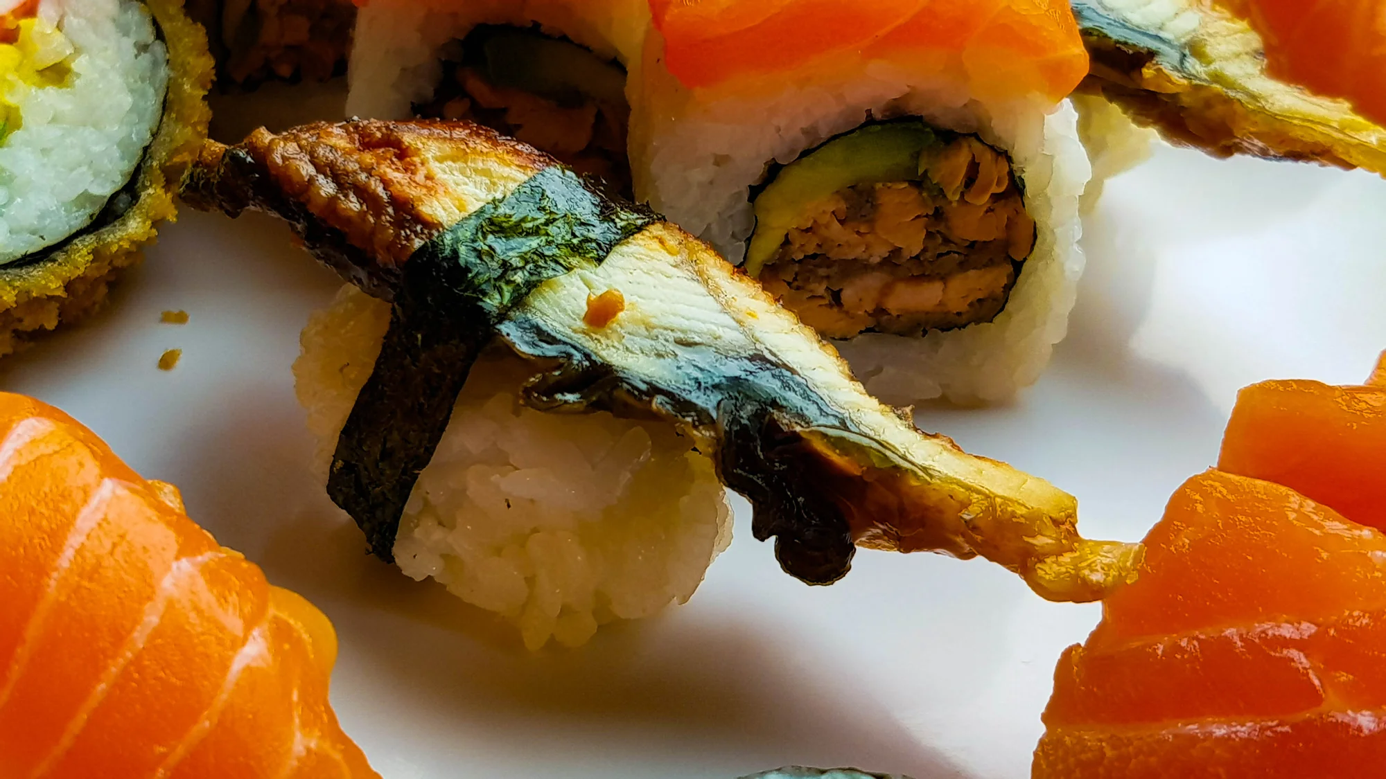 Zajděte na obří sushi sety: 72 nebo 101 rolovaných kousků pro rodinu i partu přátel