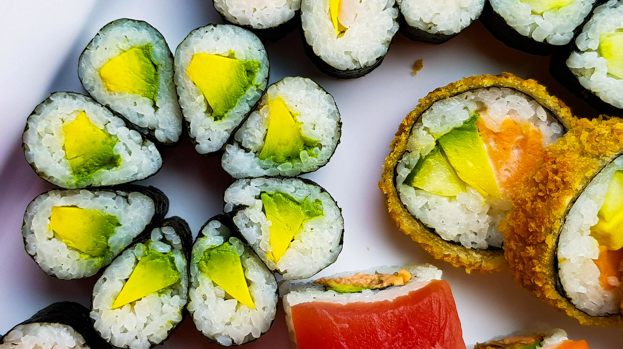 Zajděte na obří sushi sety: 72 nebo 101 rolovaných kousků pro rodinu i partu přátel