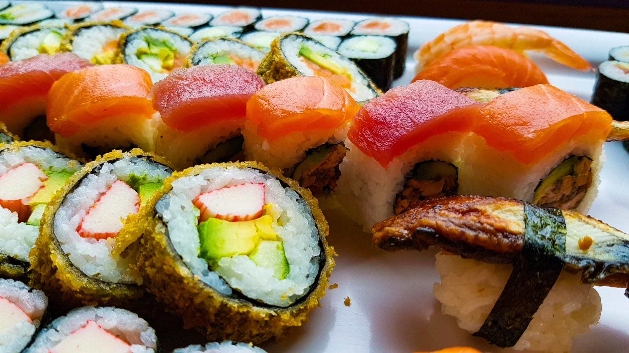 Set 46 či 101 ks sushi ze Stodolní: losos, tuňák, avokádo i rolky v tempuře