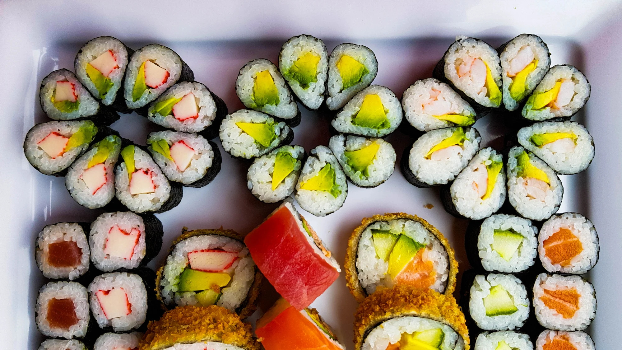 Zajděte na obří sushi sety: 72 nebo 101 rolovaných kousků pro rodinu i partu přátel