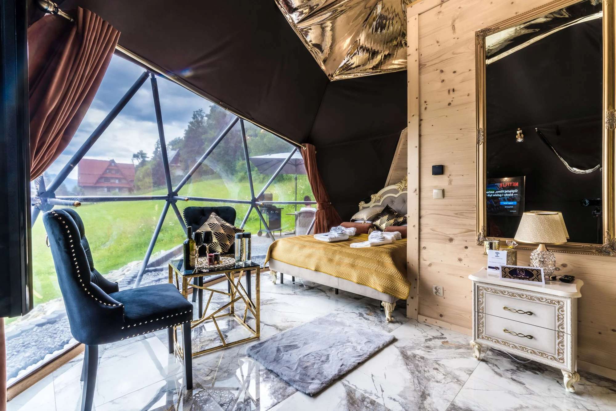 Romantika v luxusních kupolích: privátní vířivka, snídaně, minibar i výhled na hory