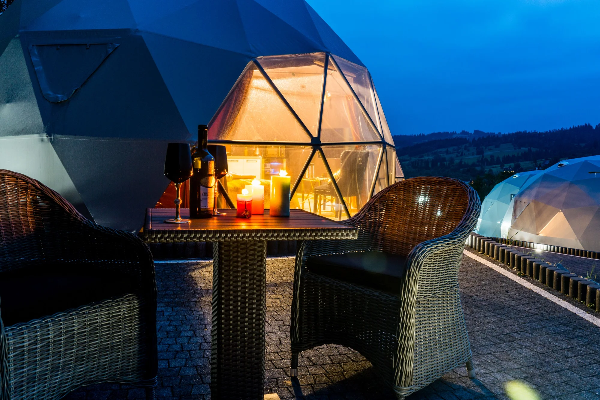 Glamping v Polsku: designové kopule s vlastní vířivkou, terasou a výhledem na hory i snídaně