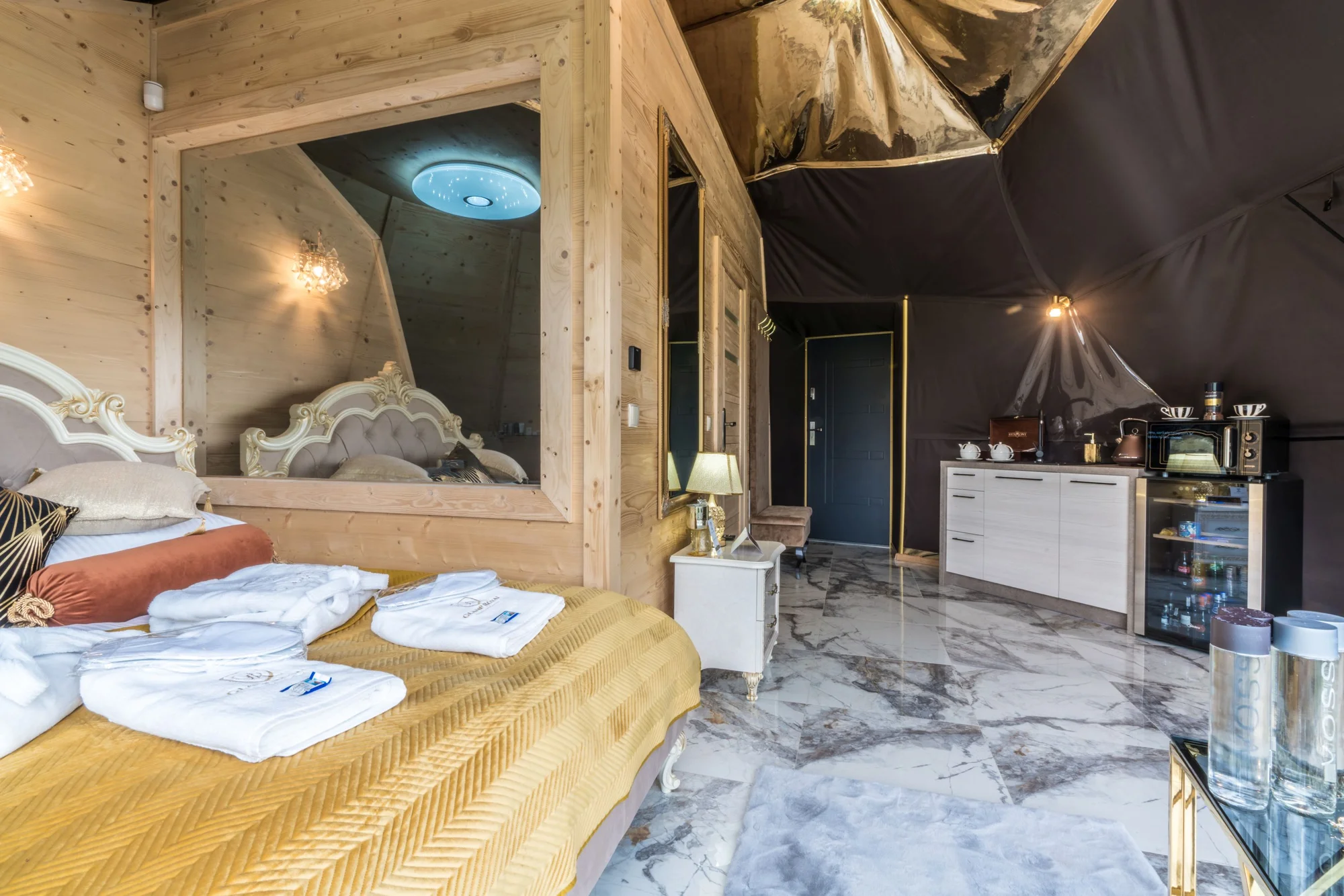 Glamping v Polsku: designové kopule s vlastní vířivkou, terasou a výhledem na hory i snídaně