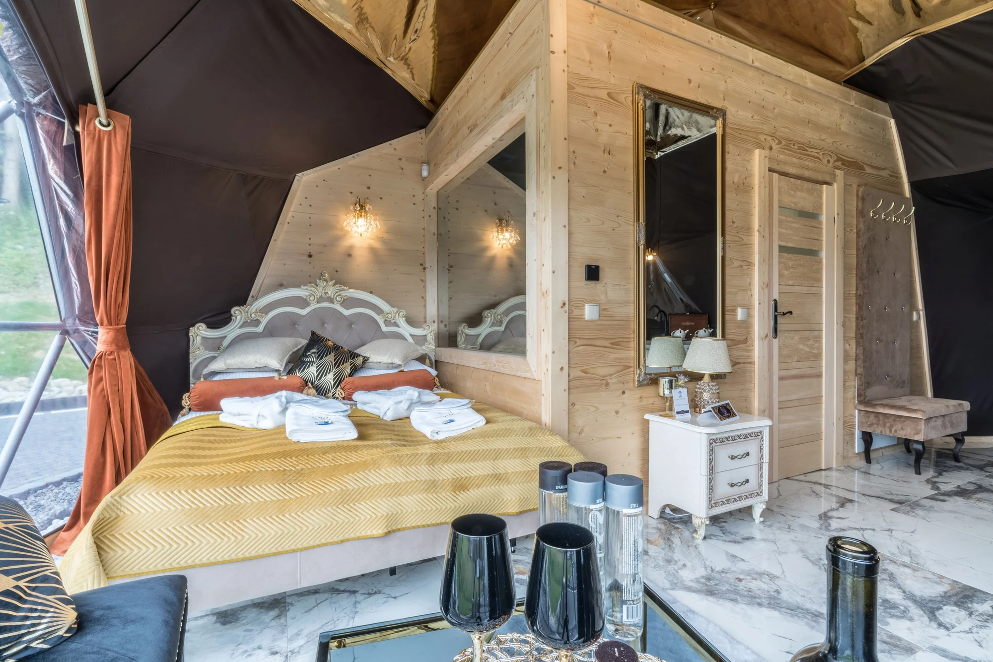 Glamping v Polsku: designové kopule s vlastní vířivkou, terasou a výhledem na hory i snídaně