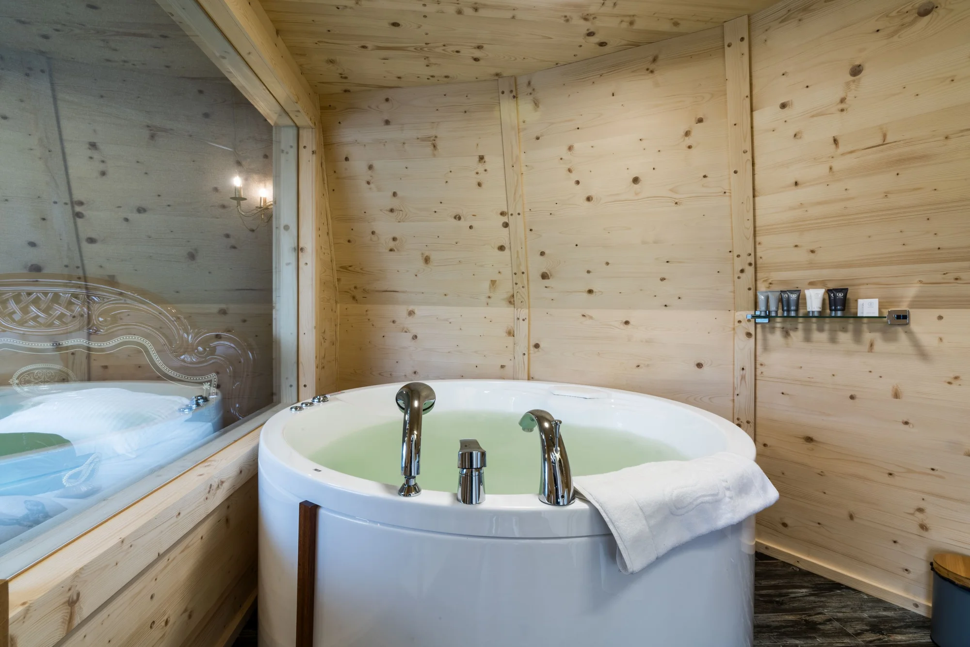Glamping v Polsku: designové kopule s vlastní vířivkou, terasou a výhledem na hory i snídaně