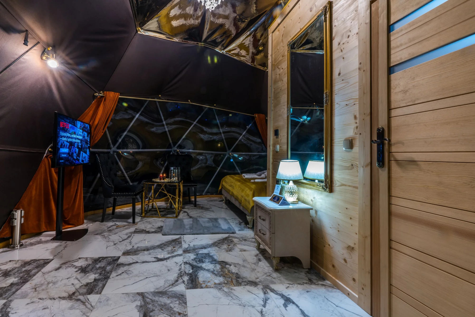 Glamping v Polsku: designové kopule s vlastní vířivkou, terasou a výhledem na hory i snídaně