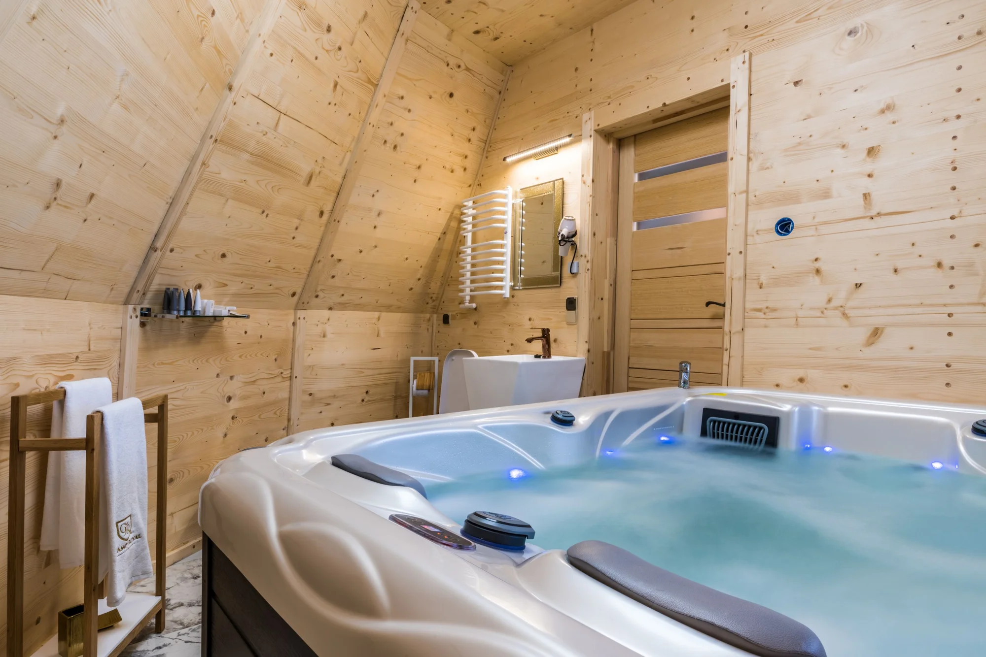 Romantika v luxusních kupolích: privátní vířivka, snídaně, minibar i výhled na hory