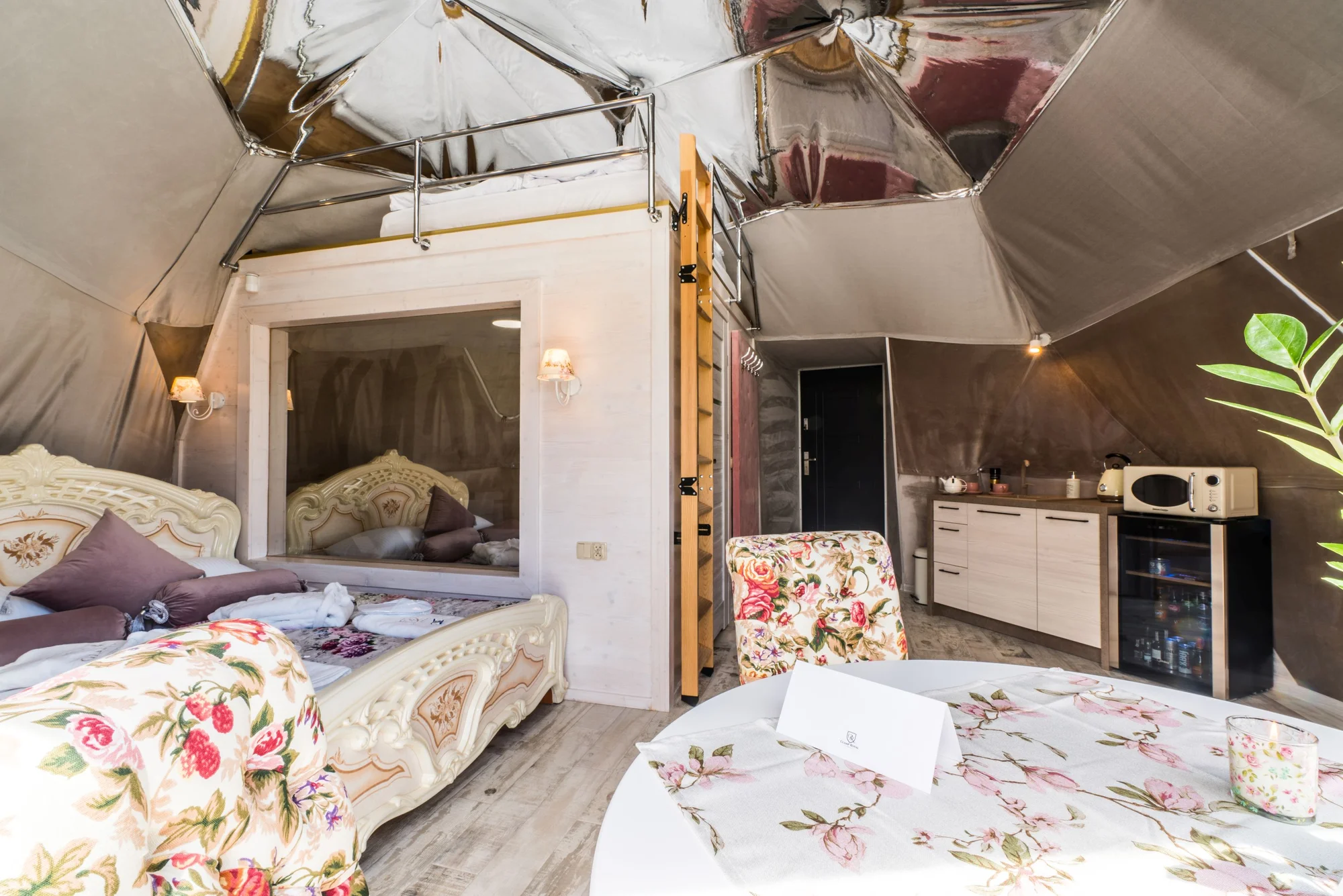 Glamping v Polsku: designové kopule s vlastní vířivkou, terasou a výhledem na hory i snídaně