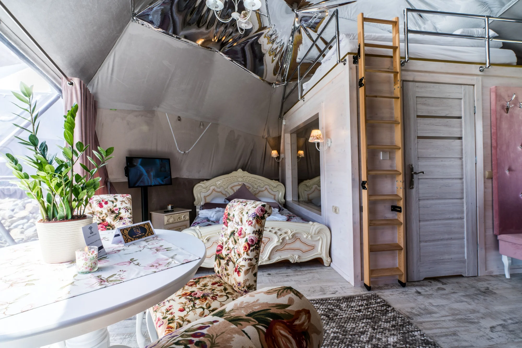 Romantika v luxusních kupolích: privátní vířivka, snídaně, minibar i výhled na hory