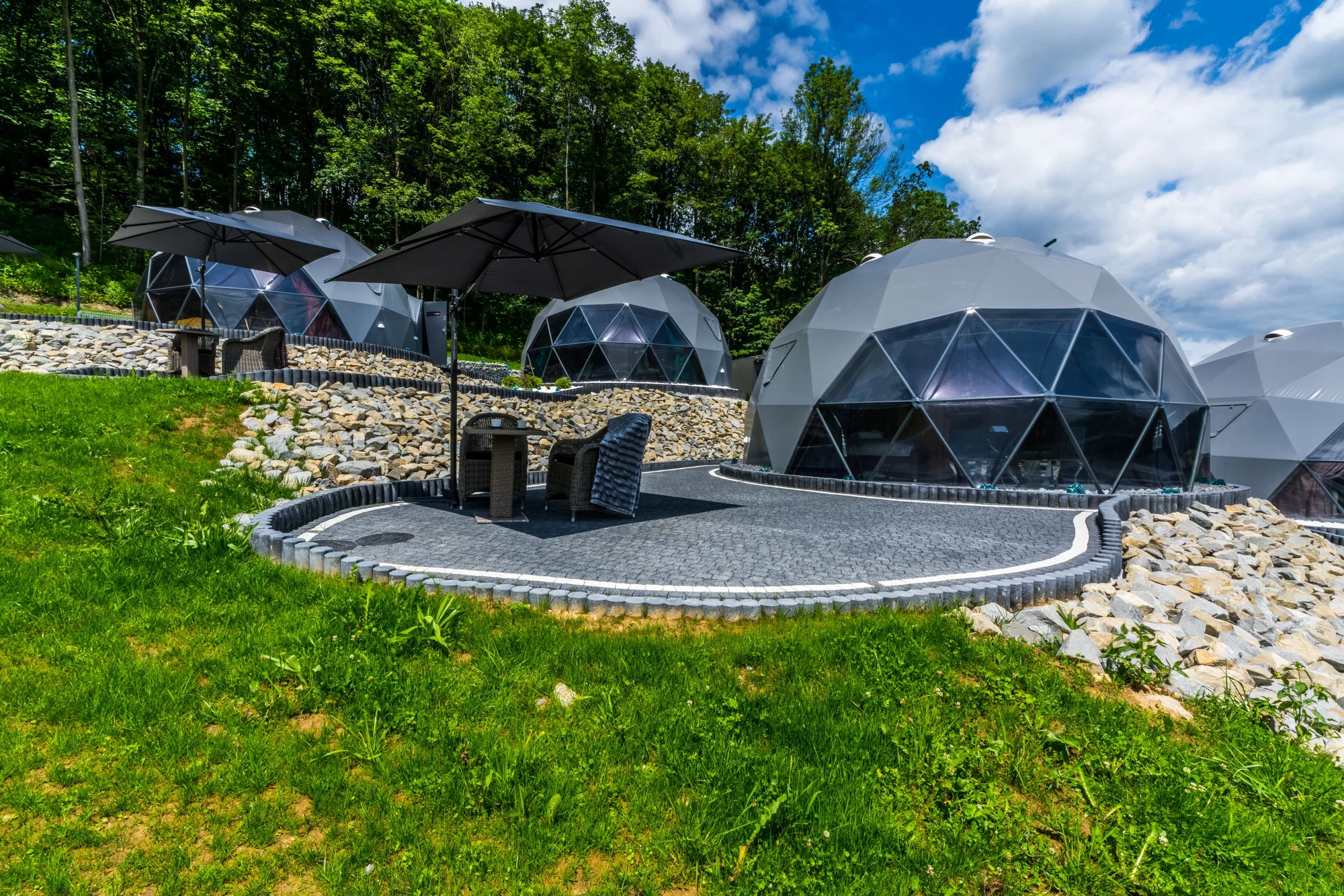 Glamping v Polsku: designové kopule s vlastní vířivkou, terasou a výhledem na hory i snídaně