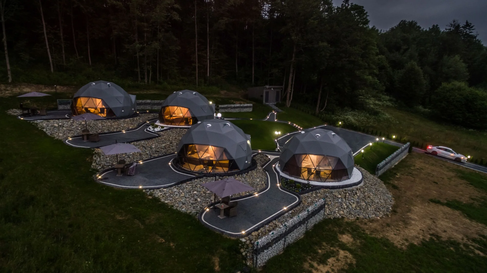 Glamping v Polsku: designové kopule s vlastní vířivkou, terasou a výhledem na hory i snídaně